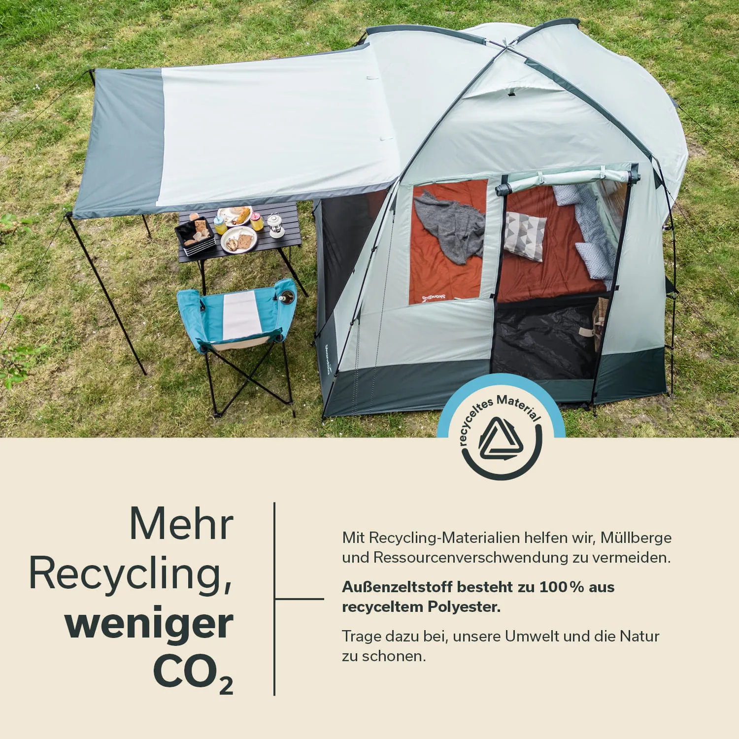 Zelt mit grauem Dach und seitlichen Wänden auf einer Wiese, daneben ein Tisch mit Essen und einem Stuhl.