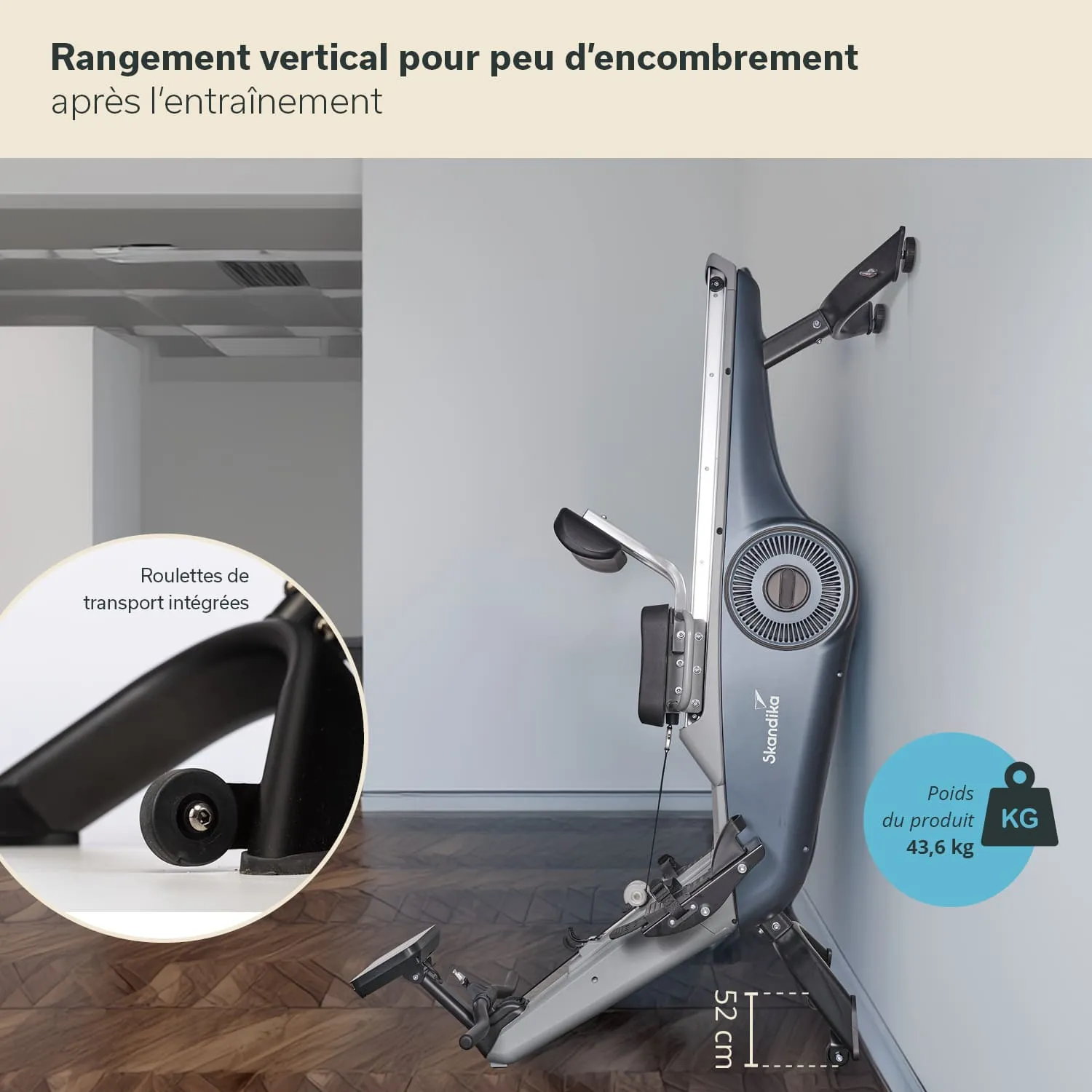 Fitnessgerät in aufrechter Position an einer Wand mit integrierten Transportrollen. Maße: 52 cm breit, Gewicht: 43,6 kg.