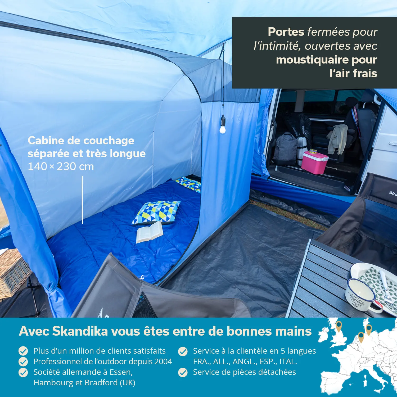 Zelt mit separater Schlafkabine in Blau, ausgestattetes Bett mit Decke und Kissen, Bereich mit Stühlen und Tisch.