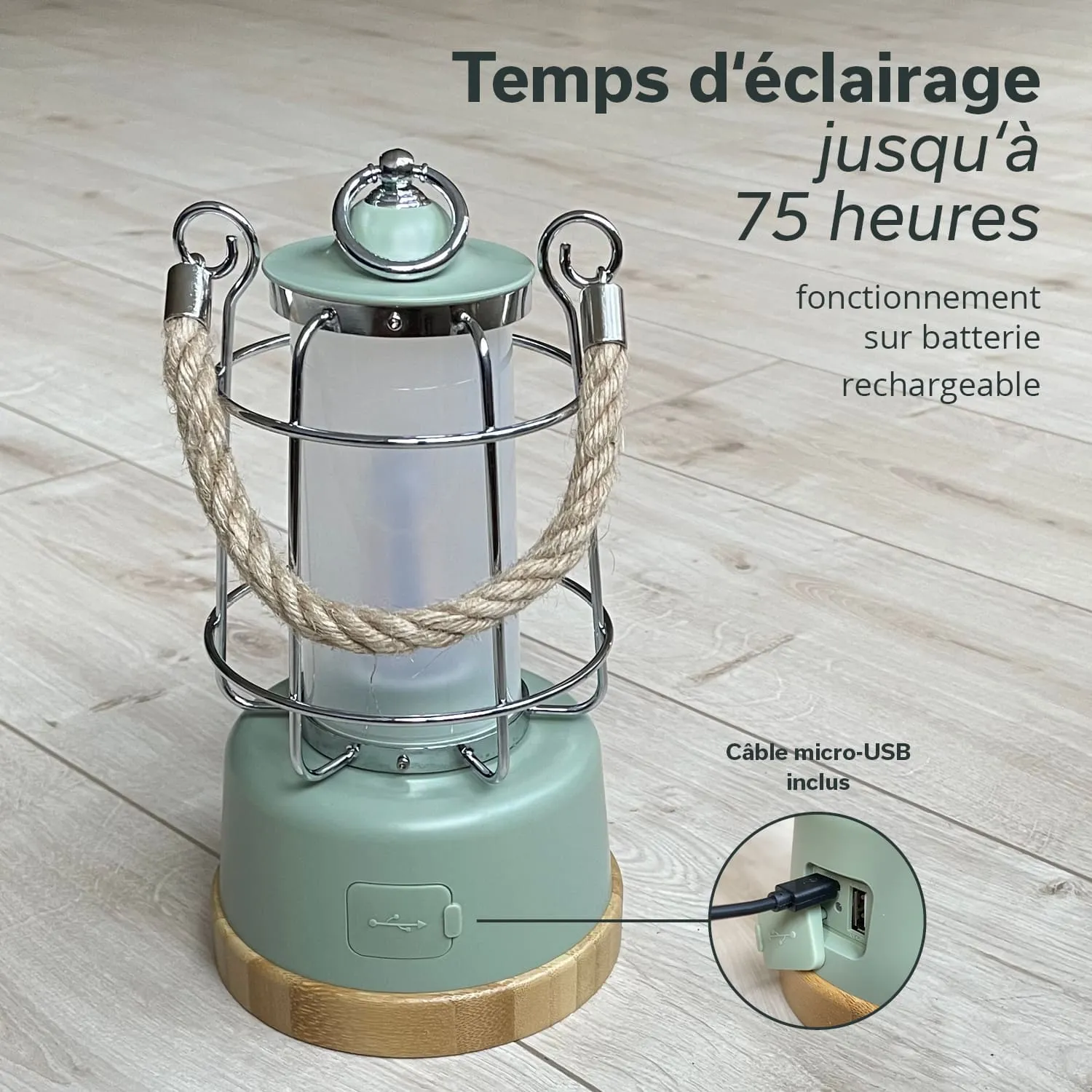Grüne Campinglampe mit Metallgitter, Holzsockel und Seilgriff. Mikro-USB-Anschluss sichtbar. Holzfuß auf hellen, glatten Boden.