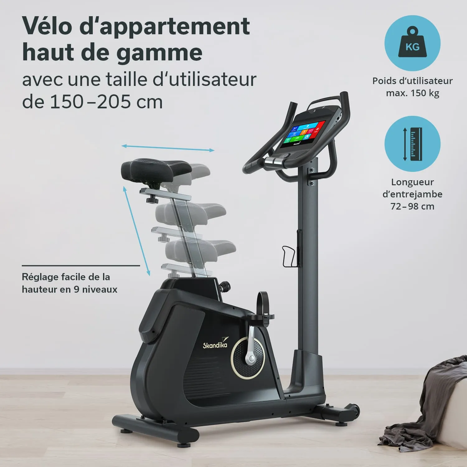 Fitnessbike mit verstellbarem Sitz und Bedienfeld. Maximales Benutzergewicht 150 kg. Raum mit Holzfußboden und Bettdecke.