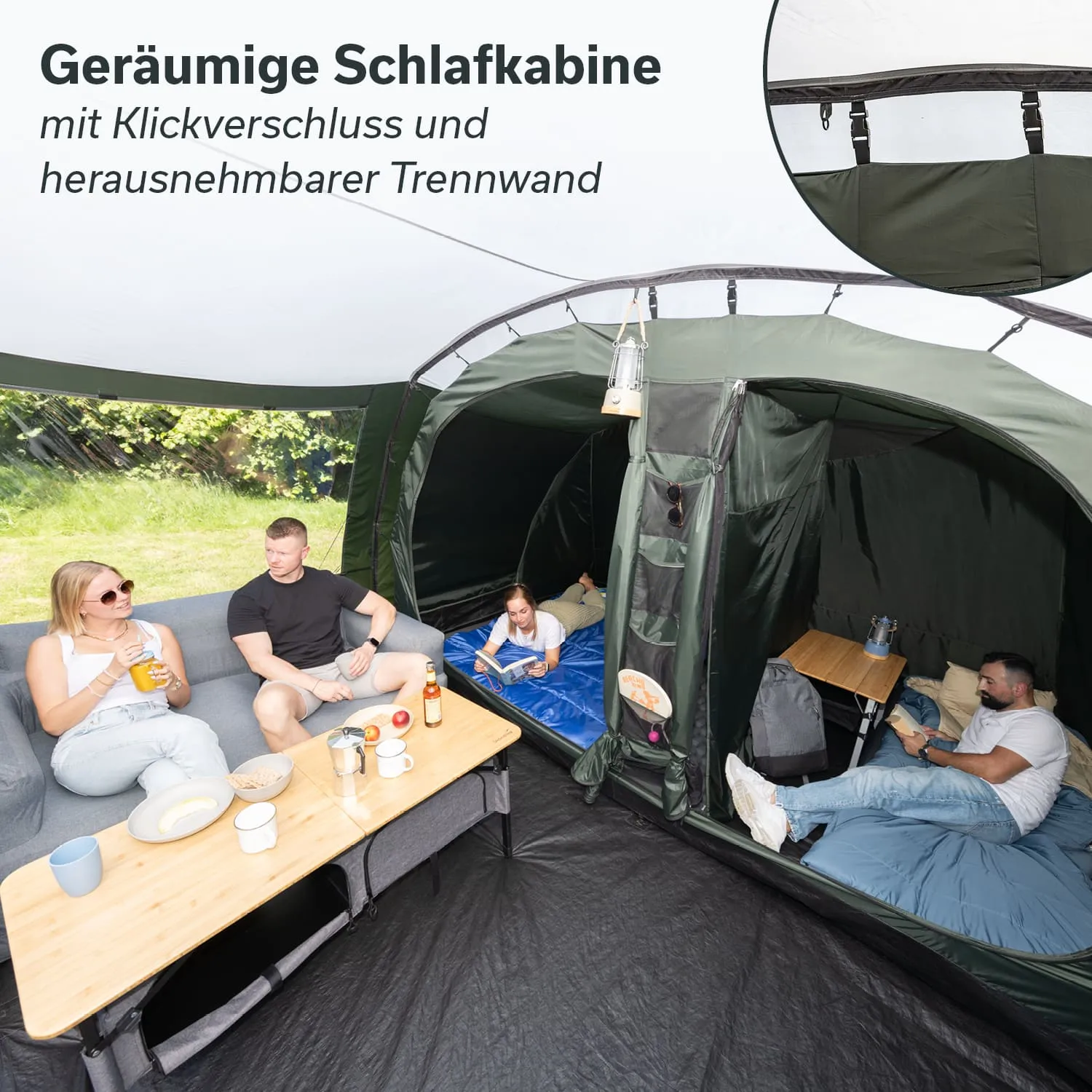 Schlafkabine im Freien mit Couch und Tisch Personen entspannen, lesen und genießen Getränke, umgeben von grüner Wiese.