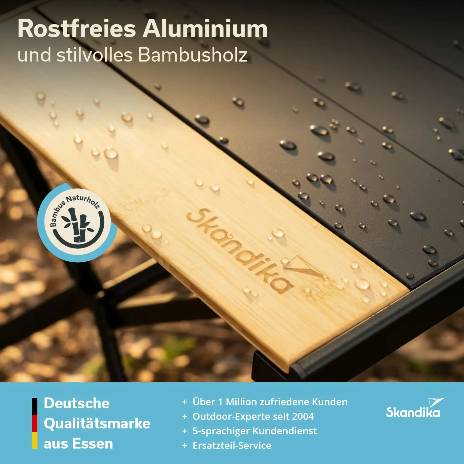 Tischplatte aus rostfreiem Aluminium und Bambusholz mit Wassertropfen. Logo und Informationen zur Marke Skandika sind sichtbar.