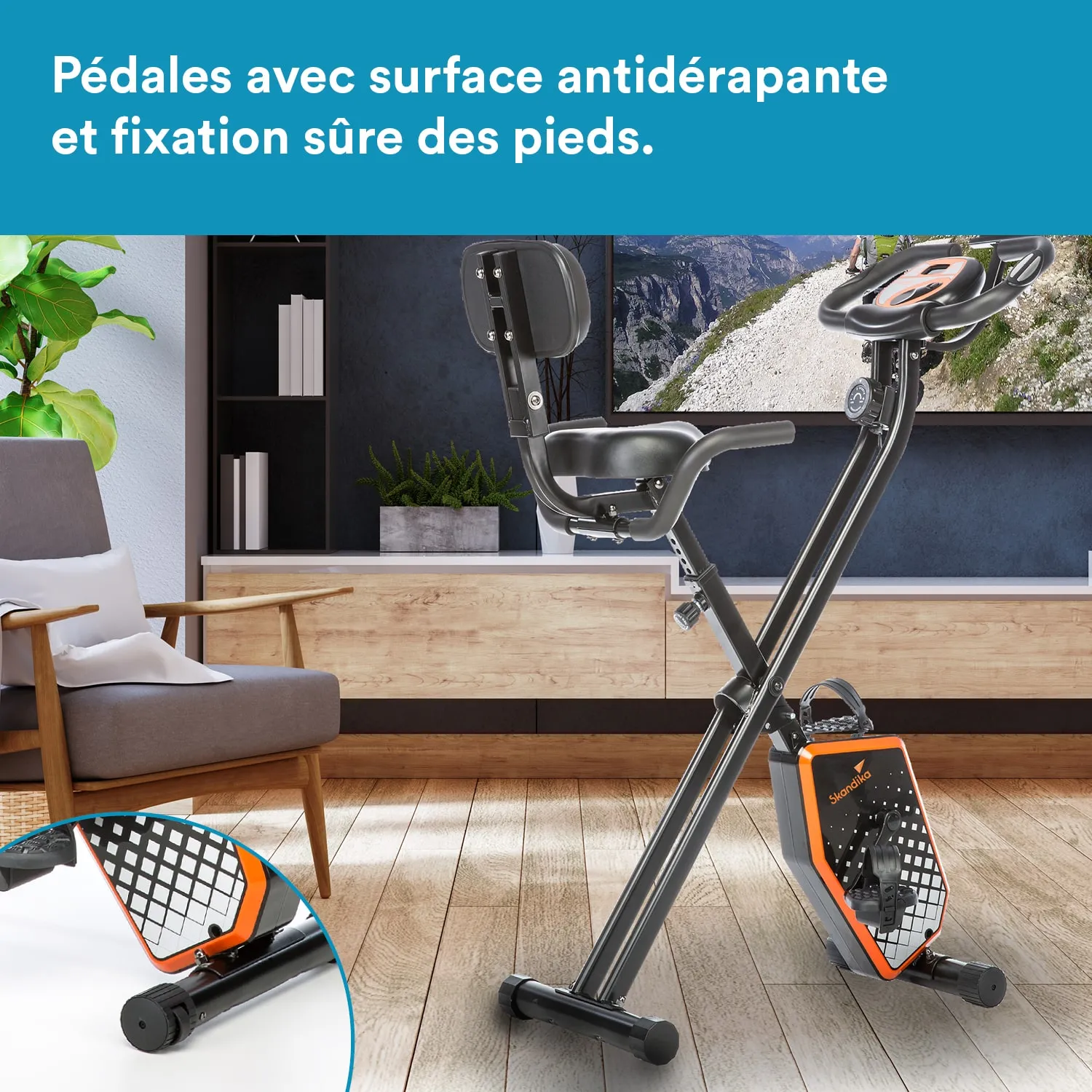 Fahrradergometer mit rutschfesten Pedalen in einem modernen Raum mit Pflanzen und einem Holzschrank im Hintergrund.