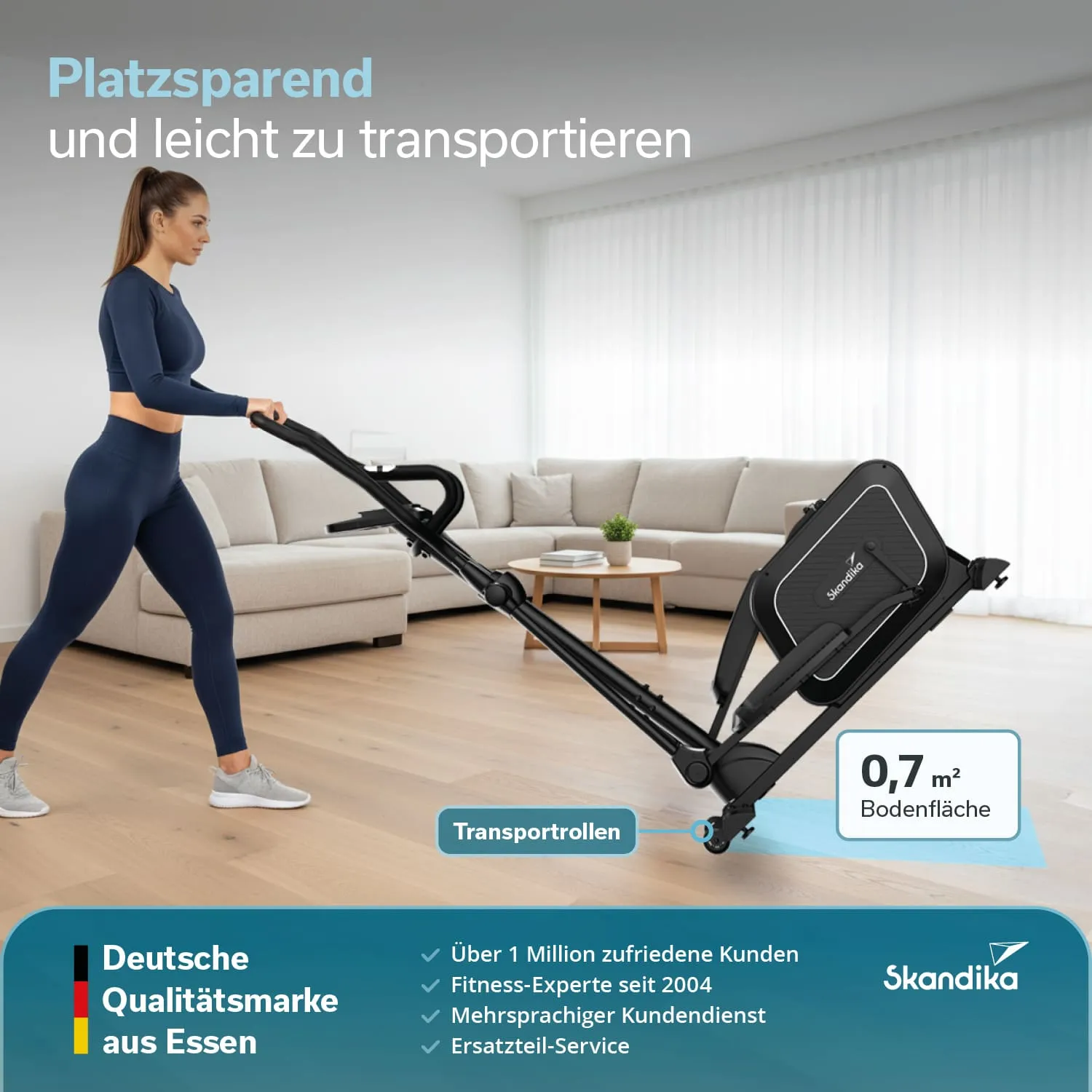 Eine Person in Sportkleidung zieht ein kompaktes Fitnessgerät mit Transportrollen in einem hellen Raum mit Couch und Fenster.