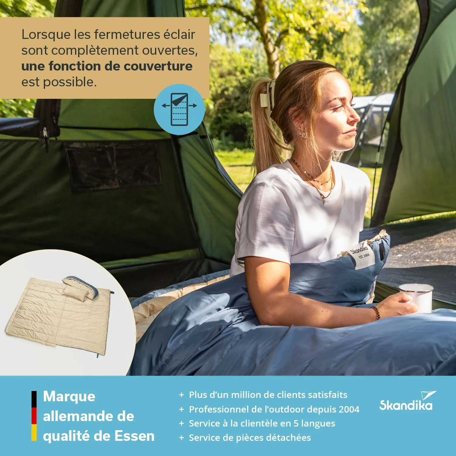 Person liegt in einem Schlafsack im Freien, umgeben von Bäumen und Zelten. Eine Tasse ist in ihrer Hand.