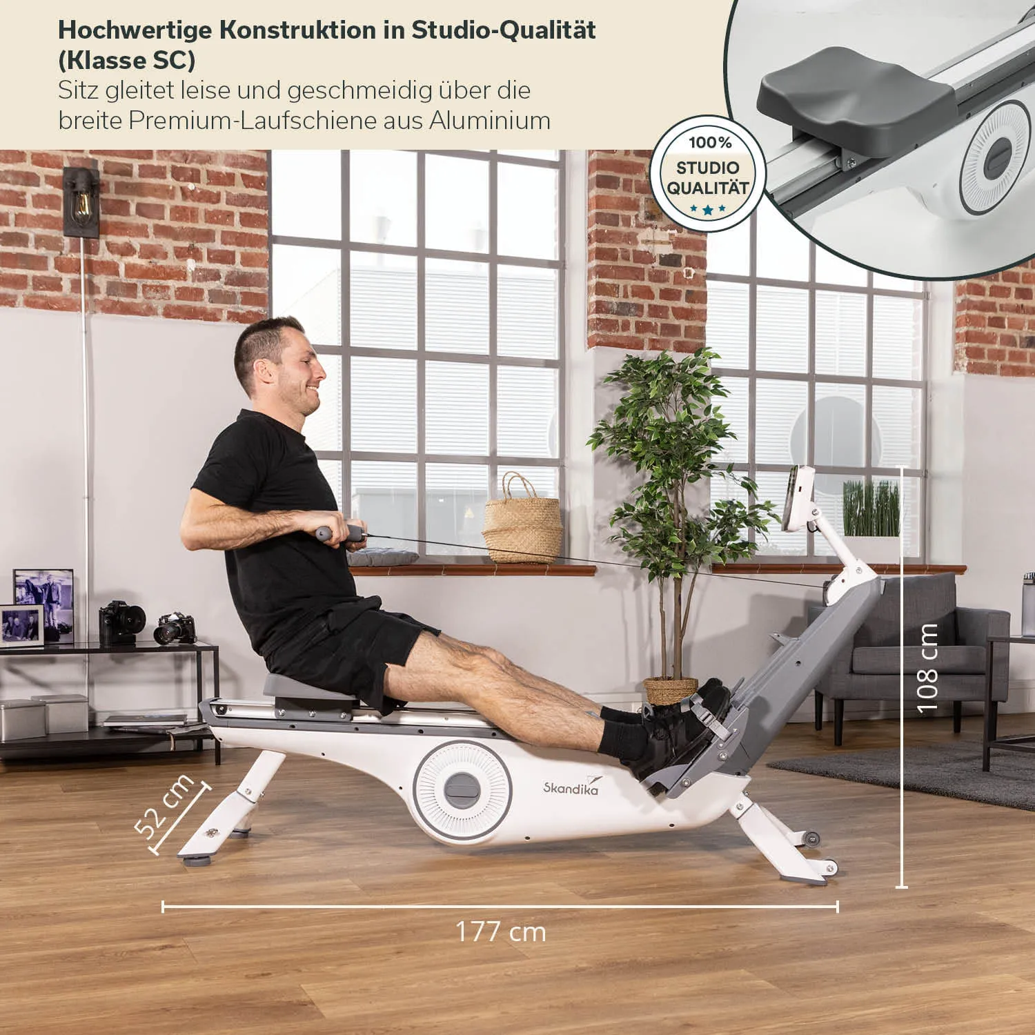 Rudergerät mit Sitz und Fußstützen, Person rudert, Fenster und Pflanzen im Hintergrund, Holzfußboden.