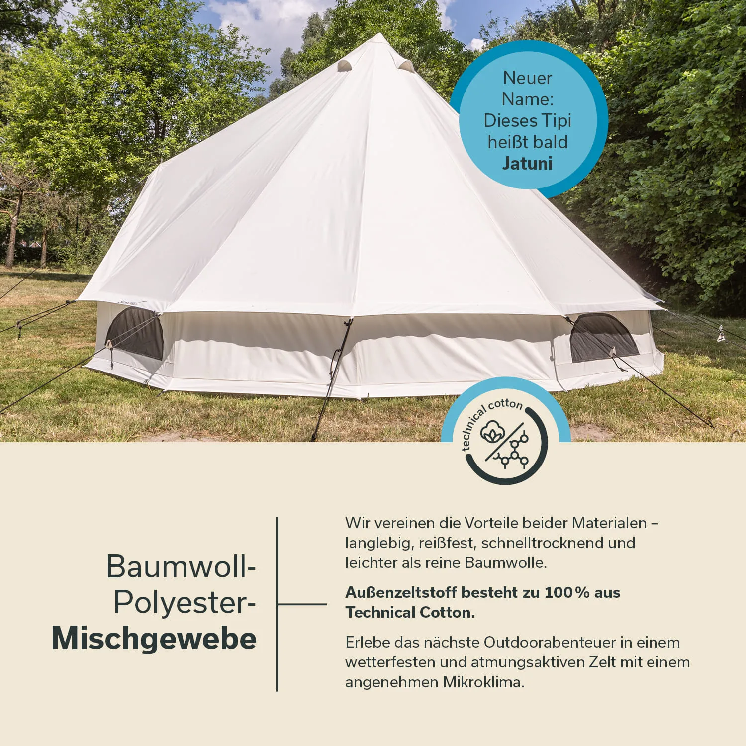 Ein weißes Tipi-Zelt steht auf einer Wiese, umgeben von Bäumen. Im Hintergrund ist ein blauer Himmel mit Wolken sichtbar.