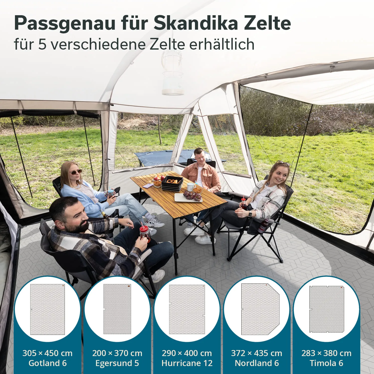 Zelt mit vier Personen, die an einem Tisch sitzen. Auf dem Tisch befinden sich Snacks und Getränke. Außenbereich mit Gras sichtbar.