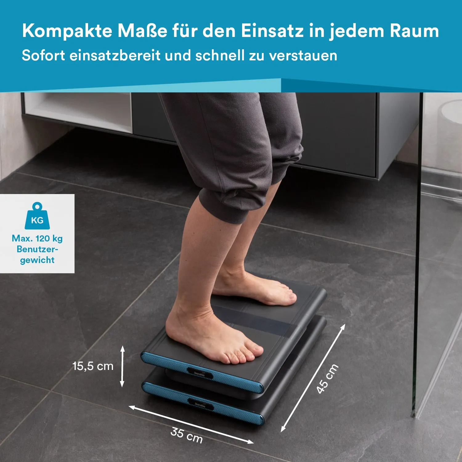 Digitale Waage in einem Badezimmer mit einer Person, die darauf steht. Zwei gestapelte Waagen sind sichtbar. Maße angegeben.