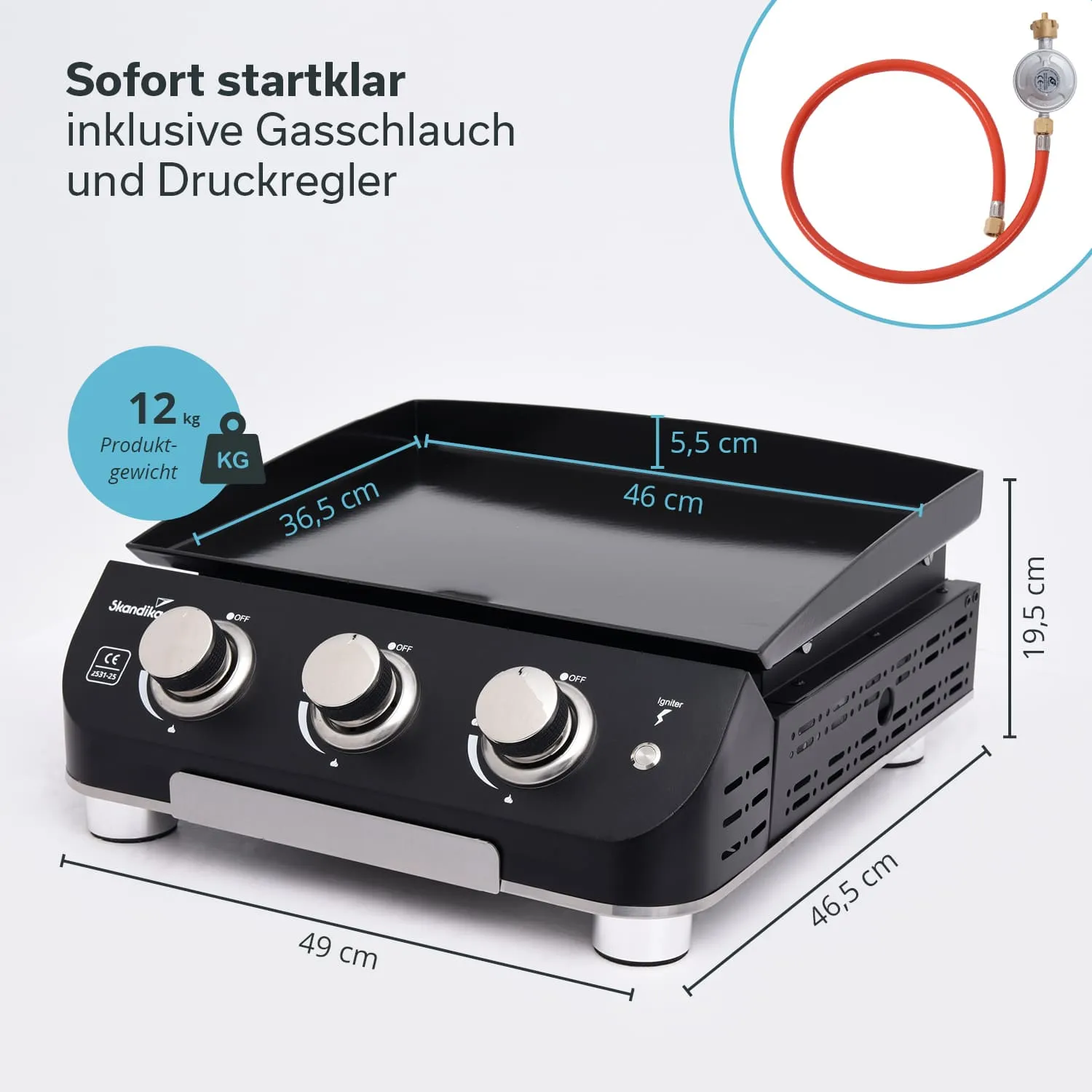 Gaskocher mit drei Drehreglern, einer Plancha und spezifischen Abmessungen. Daran ein roter Gasschlauch mit Druckregler.
