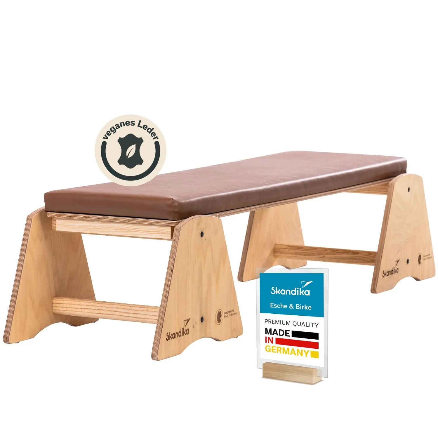 Holzbänke mit einem braunen, gepolsterten Sitz aus veganem Leder. Darunter Sicht auf die Holzstruktur.