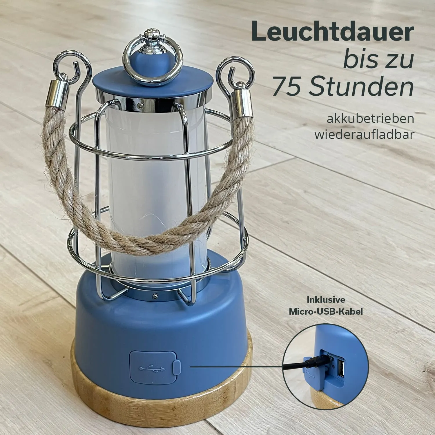 Akku-Lampe in Blau mit metallischem Gitter und drehbarem Griff. Holzsockel und Micro-USB-Anschluss sichtbar.