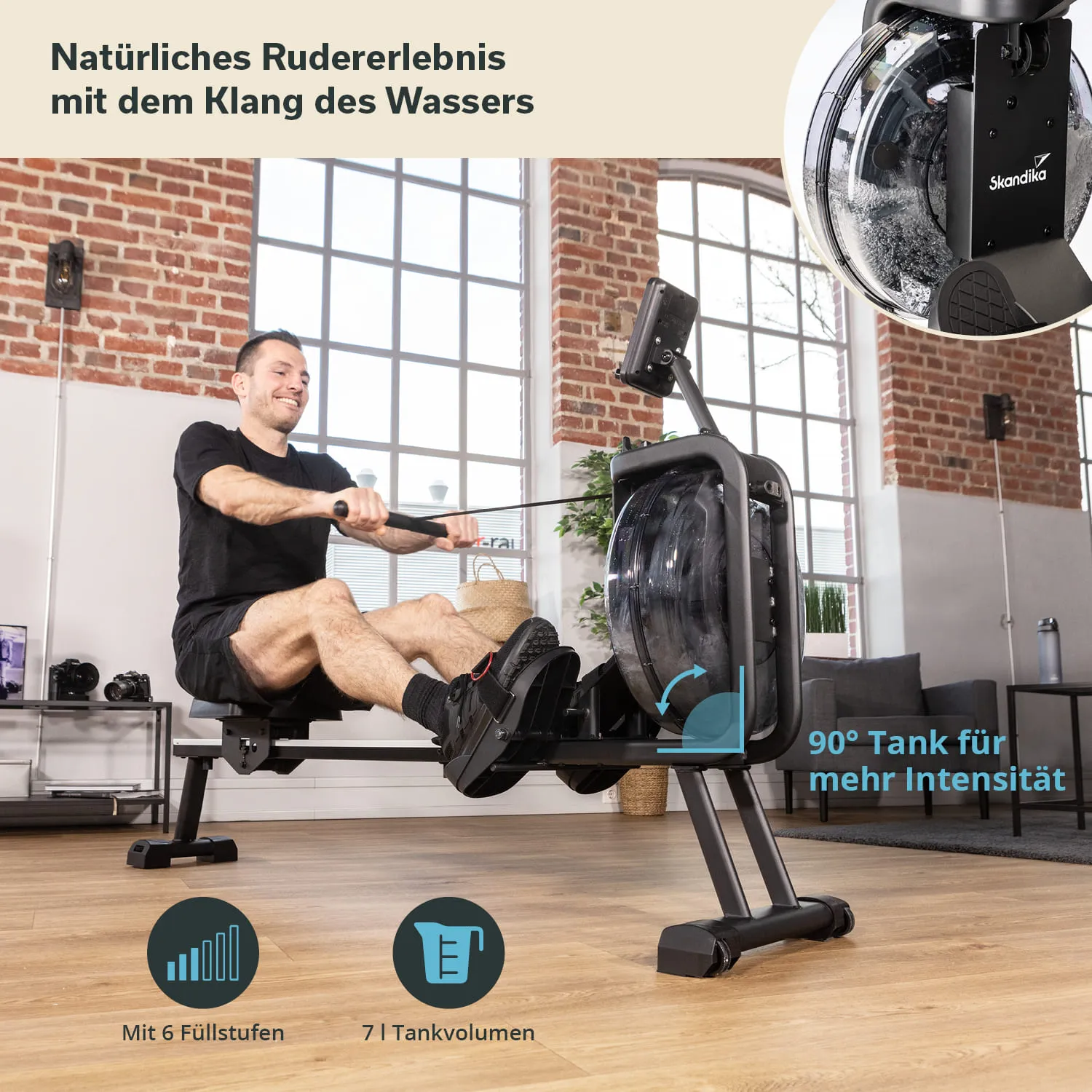 Rudergerät mit Wasserbehälter, eine Person sitzt darauf und rudert. Helle Räume mit großen Fenstern im Hintergrund.