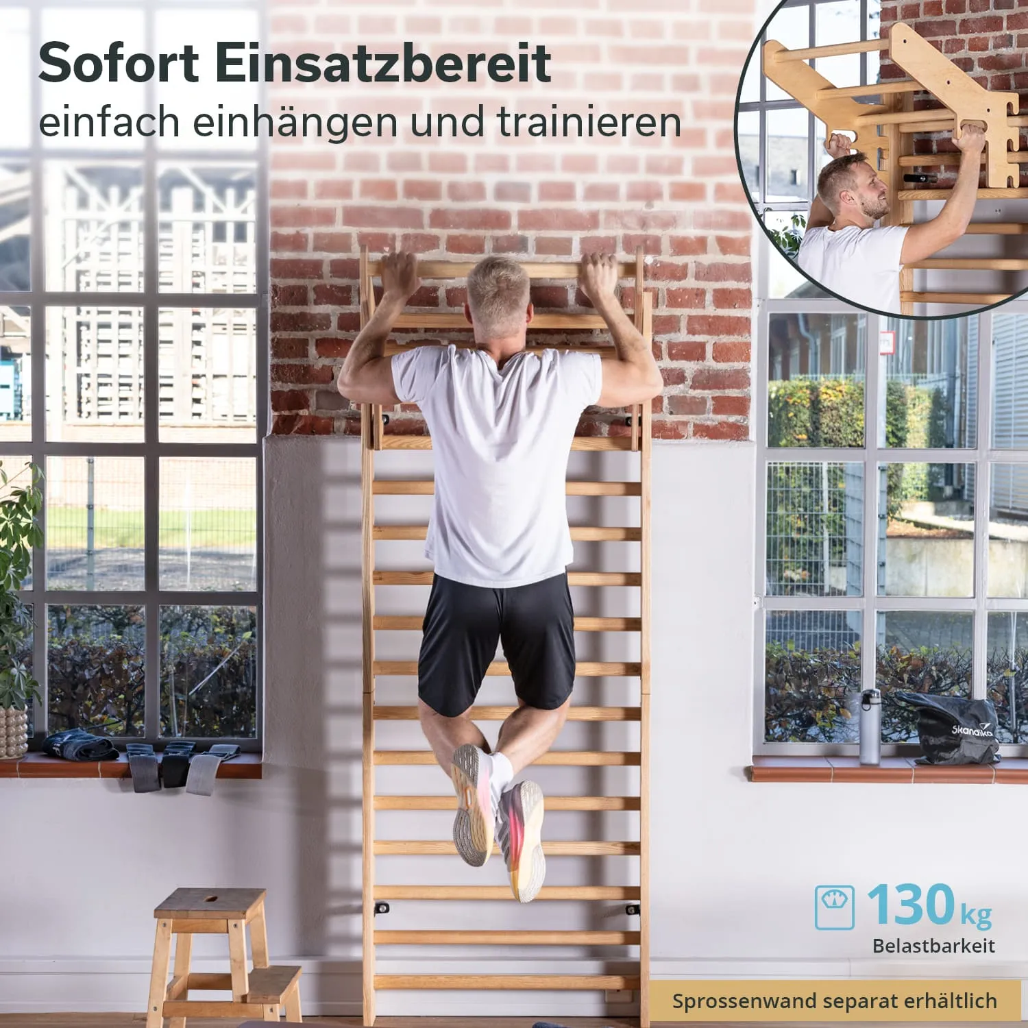 Holz-Sprossenwand an einer Backsteinwand, Person macht Klimmzüge. Neben der Wand ist ein Tisch und eine Wasserflasche sichtbar.