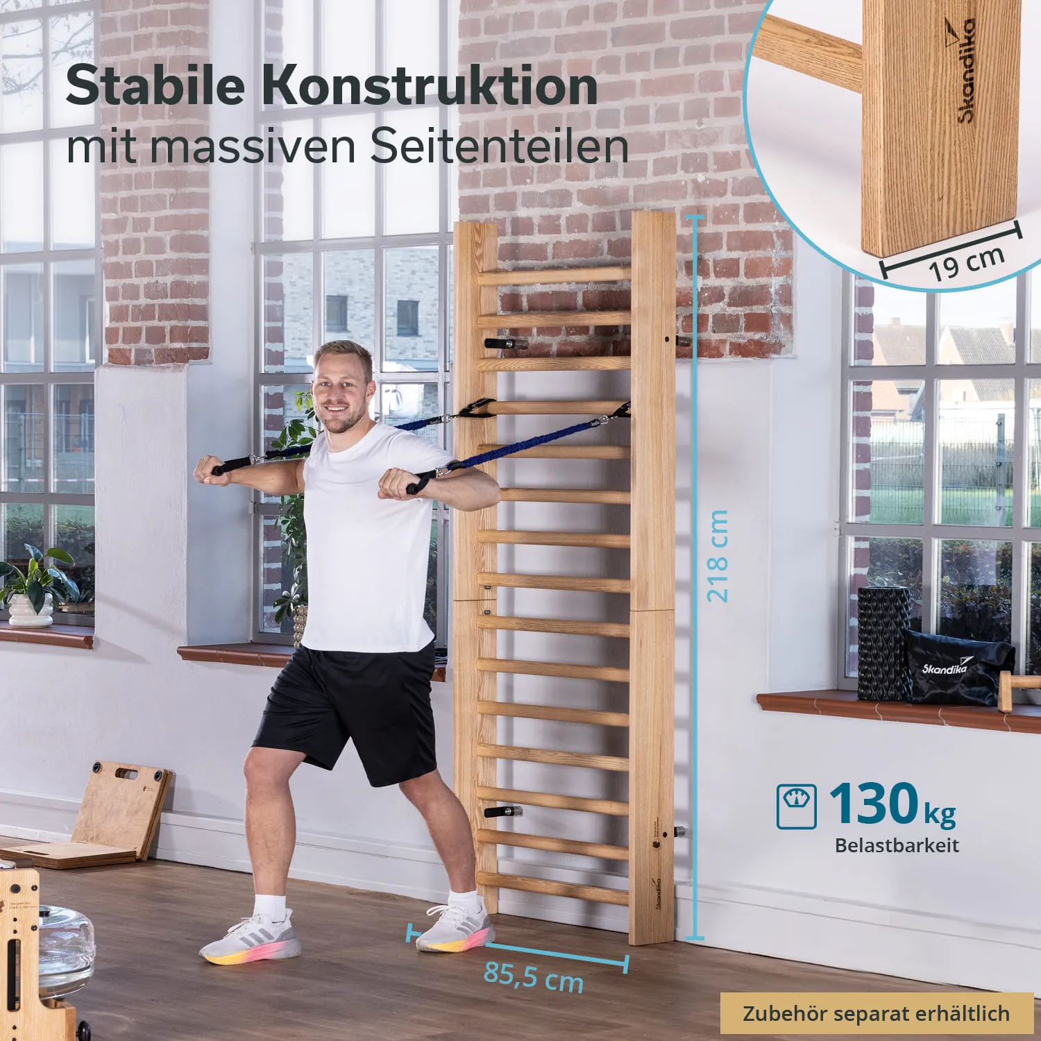 Fitnessgerät mit stabilen Seitenteilen aus Holz eine Person führt eine Übung mit Widerstandsbändern durch. Maße und Belastbarkeit angegeben.