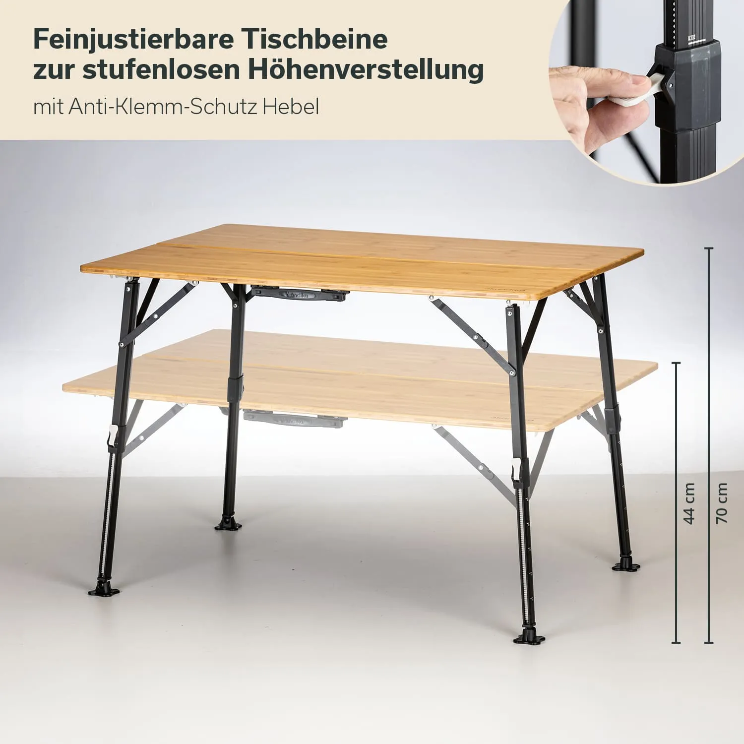 Klappbarer Tisch mit zwei Holzoberflächen und verstellbaren, schwarzen Metallbeinen. Maße: 44 cm und 70 cm.