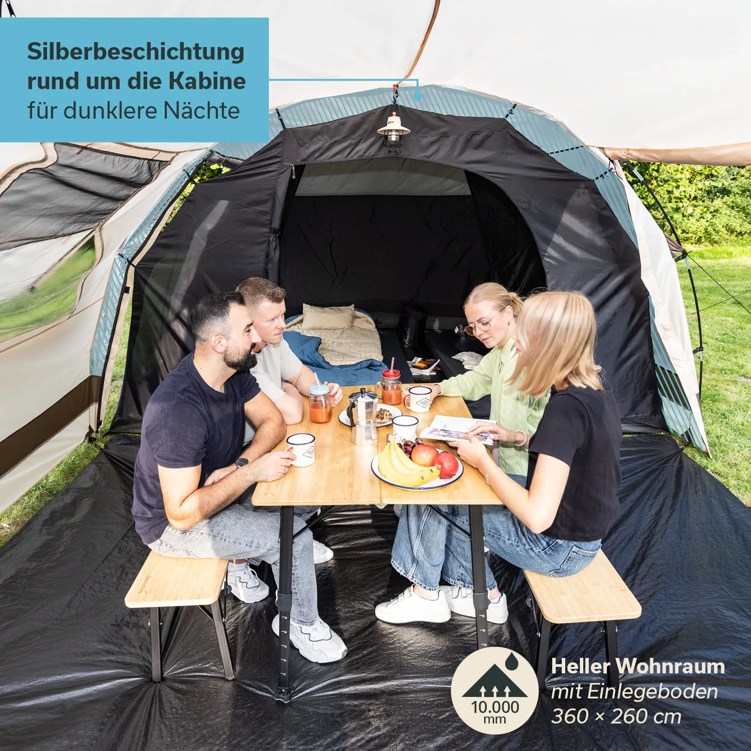 Innenansicht eines Zeltes mit vier Personen an einem Tisch. Auf dem Tisch stehen Getränke und Obst. Der Boden ist schwarz und die Wände sind dunkel.