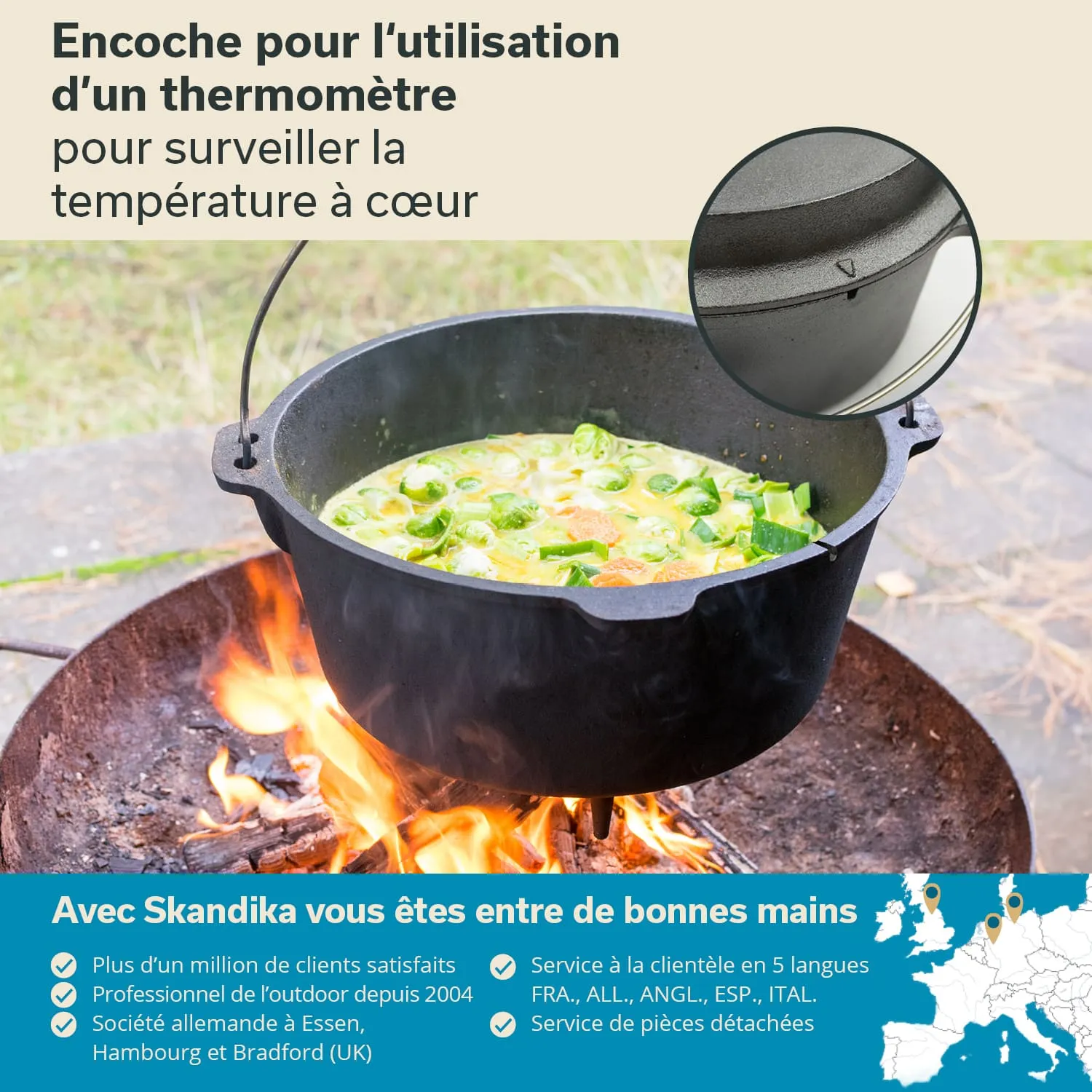 Ein schwarzer gusseiserner Kochtopf mit Gemüse befindet sich über einem offenen Feuer. Ein Detail des Topfs zeigt eine Einkerbung für ein Thermometer.