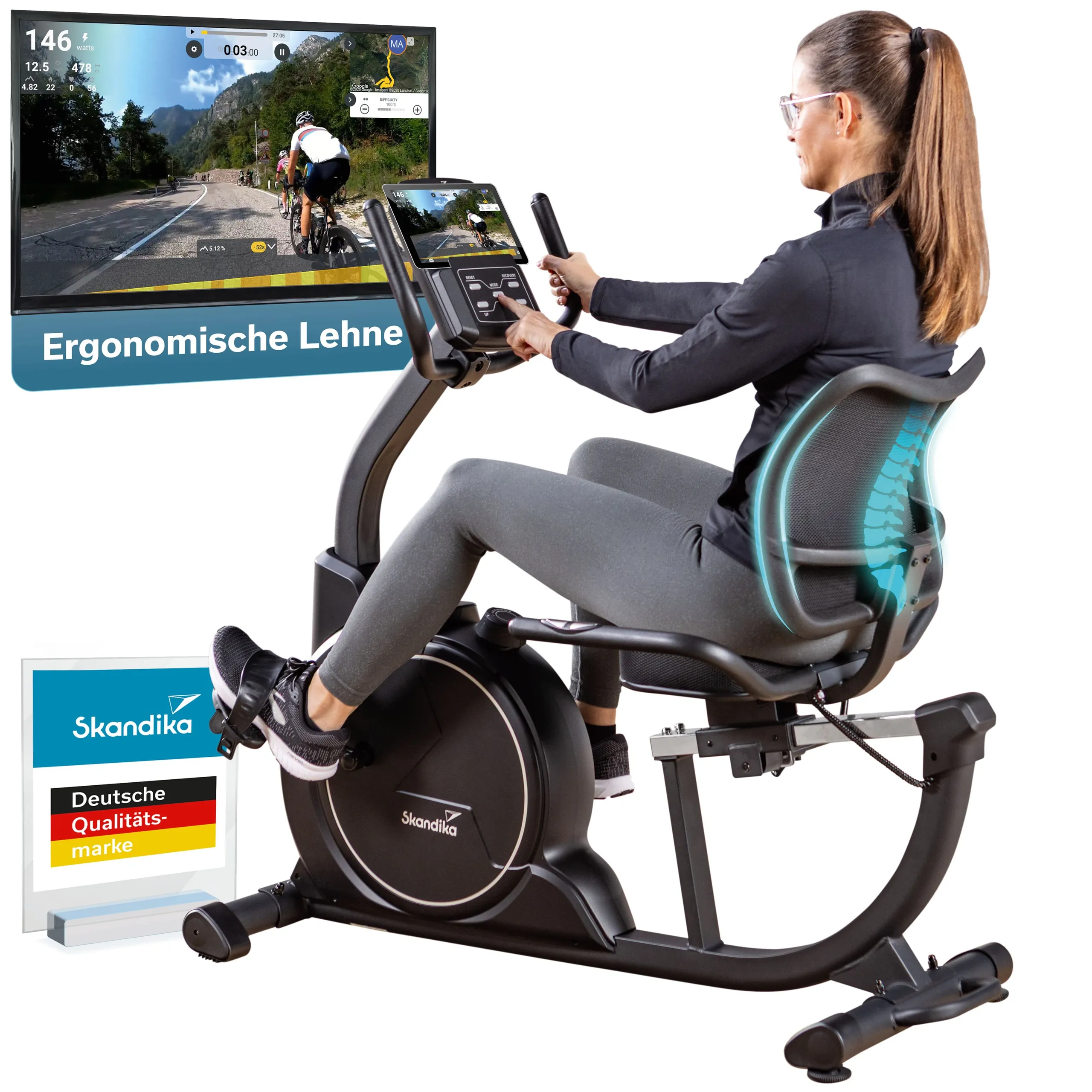 Eine Person sitzt auf einem Stationärfahrrad mit ergonomischer Lehne. Im Hintergrund ist ein Bildschirm mit einer Radstrecke zu sehen. Am Fahrrad befindet sich ein Monitor mit Bedienelementen. Ein Qualitätssiegel der Marke Skandika ist ebenfalls sichtbar.