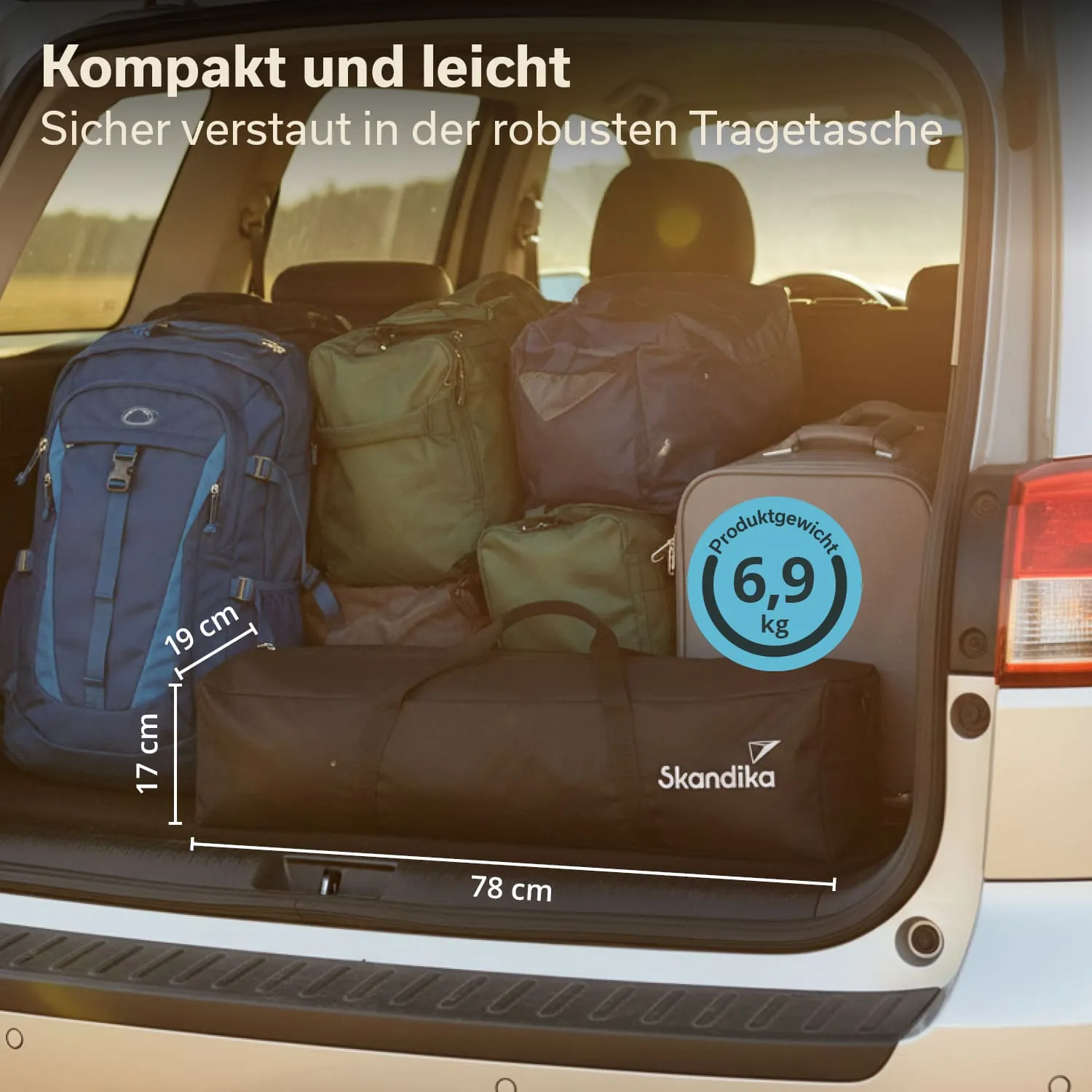 Im Kofferraum eines Fahrzeugs sind mehrere Taschen und Rucksäcke unterschiedlicher Farben gestapelt. Eine schwarze Tragetasche mit Logo ist im Vordergrund sichtbar, daneben eine laufende Maßangabe.