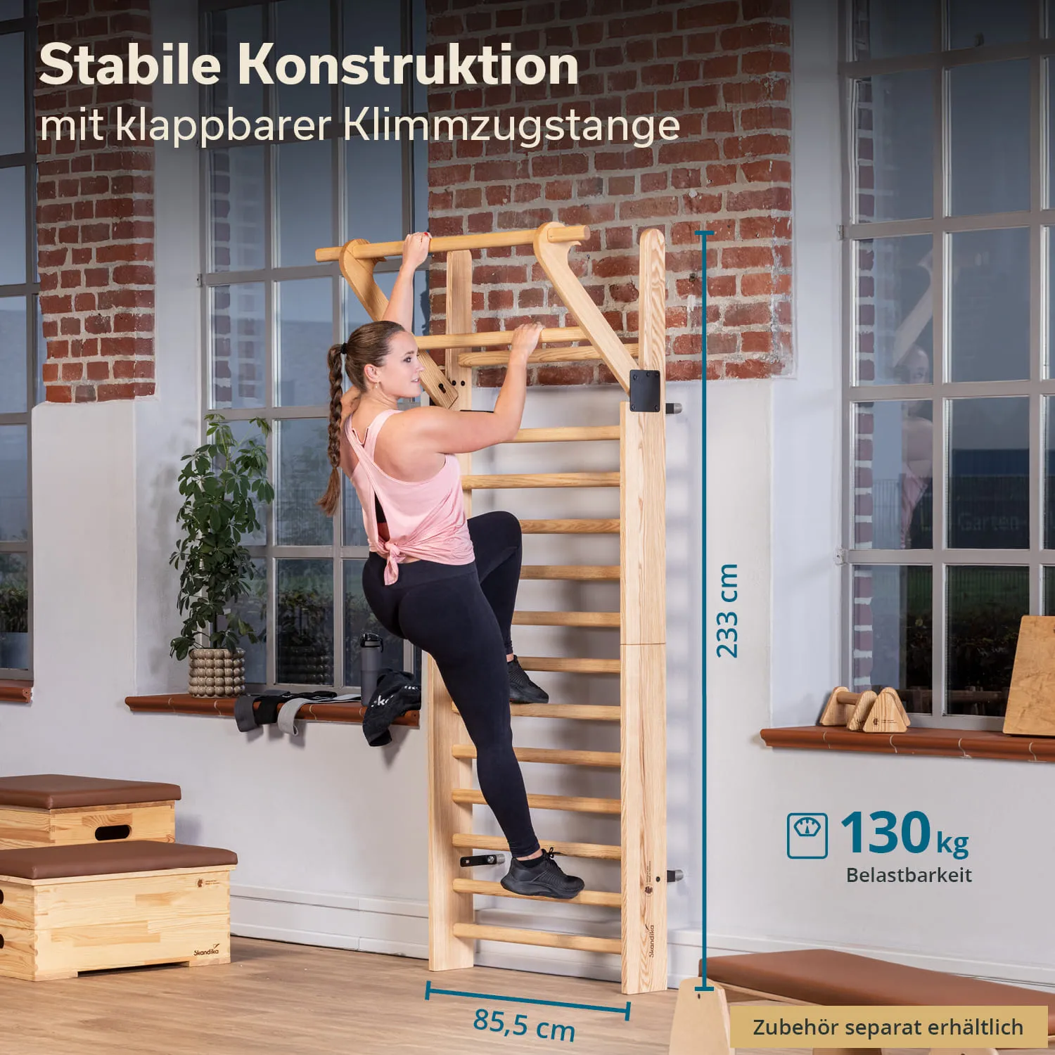 Holzgerüst mit einer klappbaren Klimmzugstange. Eine Person klettert an den Sprossen. Raum mit großen Fenstern und Pflanzen.