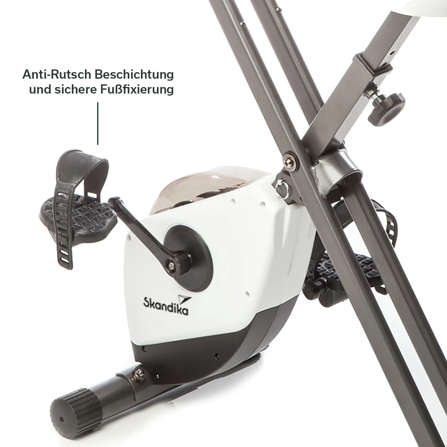 Blick auf ein Trainingsgerät mit einem weißen Gehäuse, einem Pedal und einem stabilen Rahmen, der eine Anti-Rutsch-Beschichtung hat.