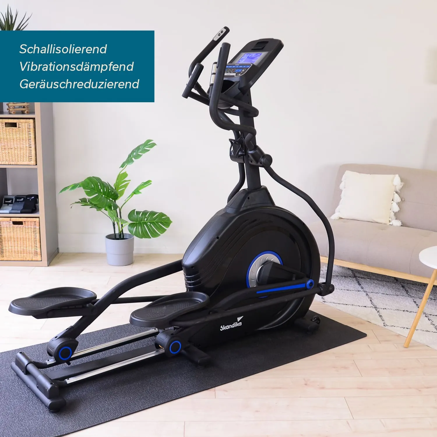 Ein Crosstrainer steht auf einem schwarzen Teppich in einem modernen Raum. Im Hintergrund sind Pflanzen und Möbel sichtbar.