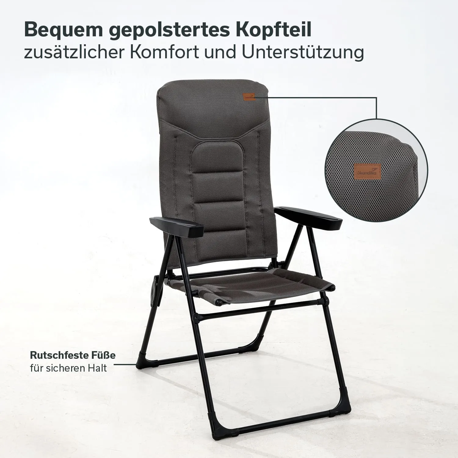 Faltstuhl mit gepolstertem Kopfteil, stabile Struktur, rutschfeste Füße, graues Textil, seitliche Armlehnen.