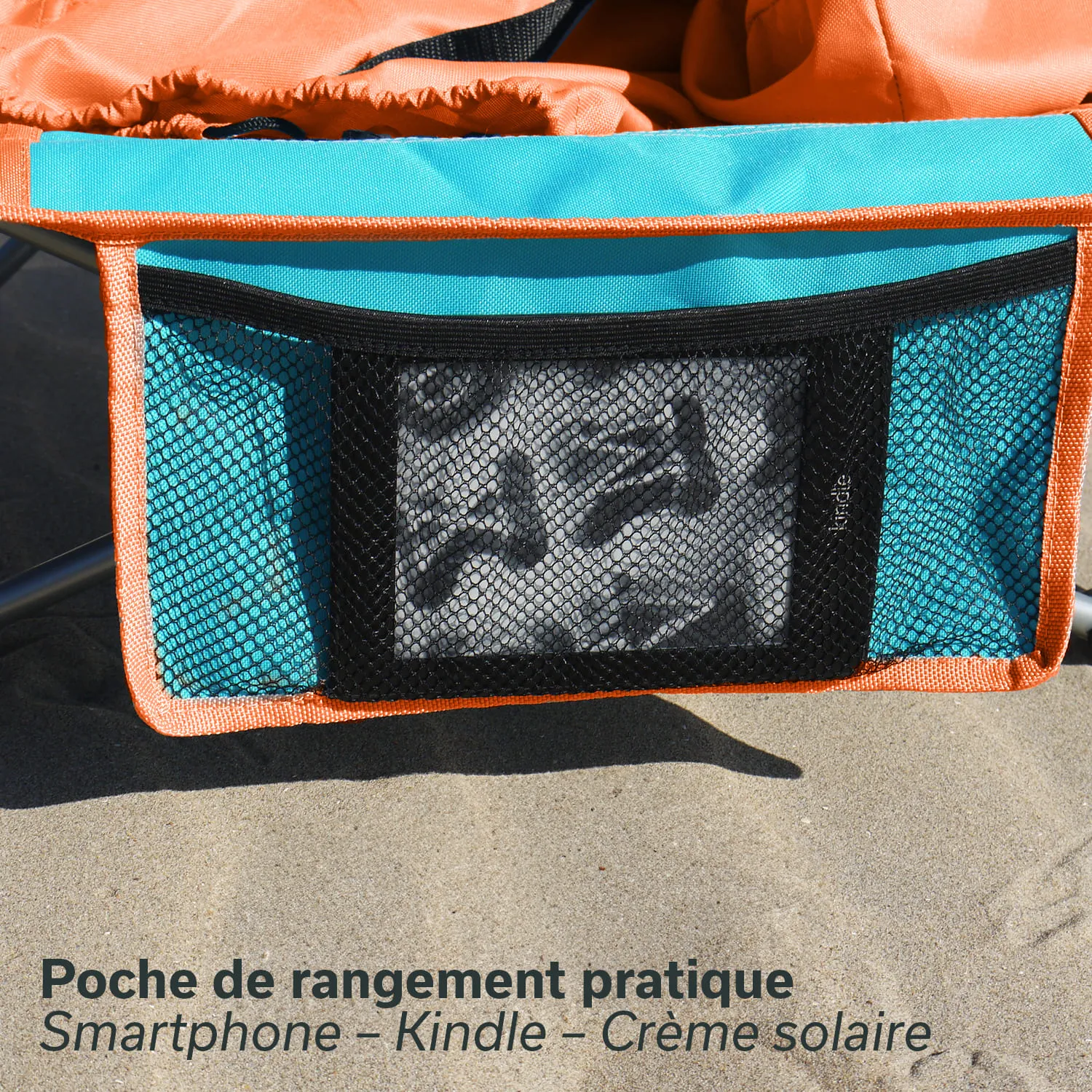 Oranger Stuhl mit einer praktischen Netztasche in Türkis für Smartphone, Kindle und Sonnencreme, auf Sanduntergrund.