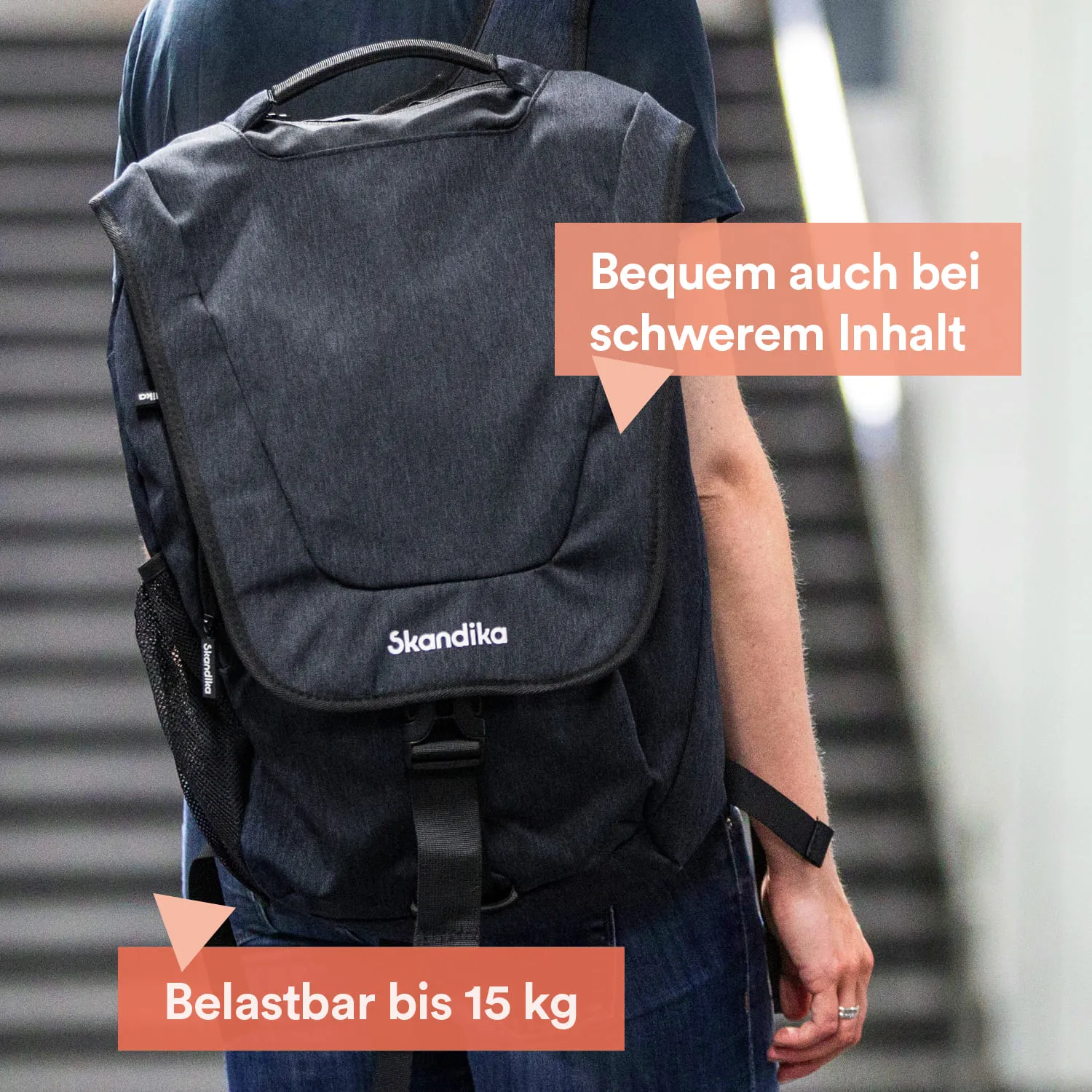 Rucksack in dunkler Farbe wird an einer Person getragen. Textelemente heben die Bequemlichkeit bei schwerem Inhalt und die Belastbarkeit hervor.