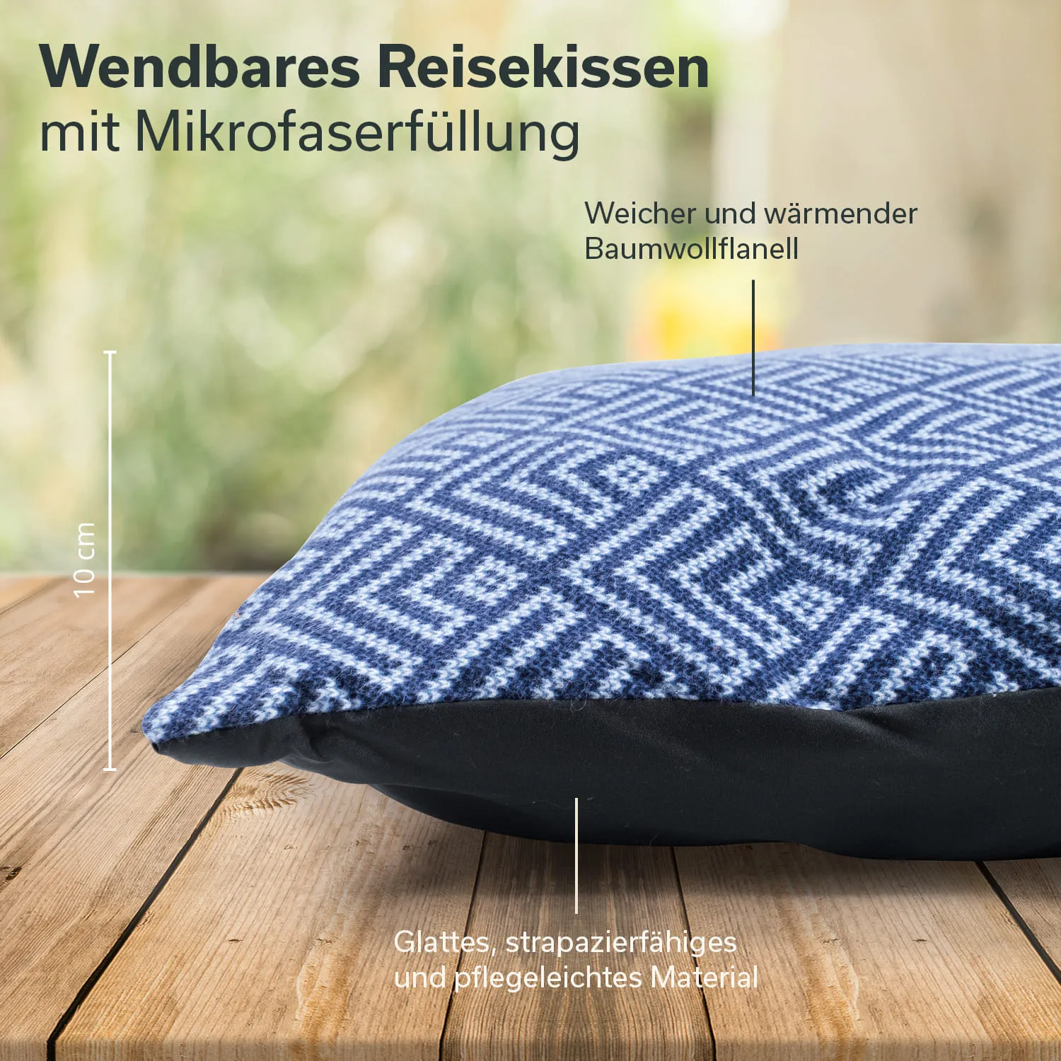 Wendbares Reise- oder Kissen mit Mikrofasern, weich und warm, auf Holzuntergrund, 10 cm hoch, geometrisches Muster.