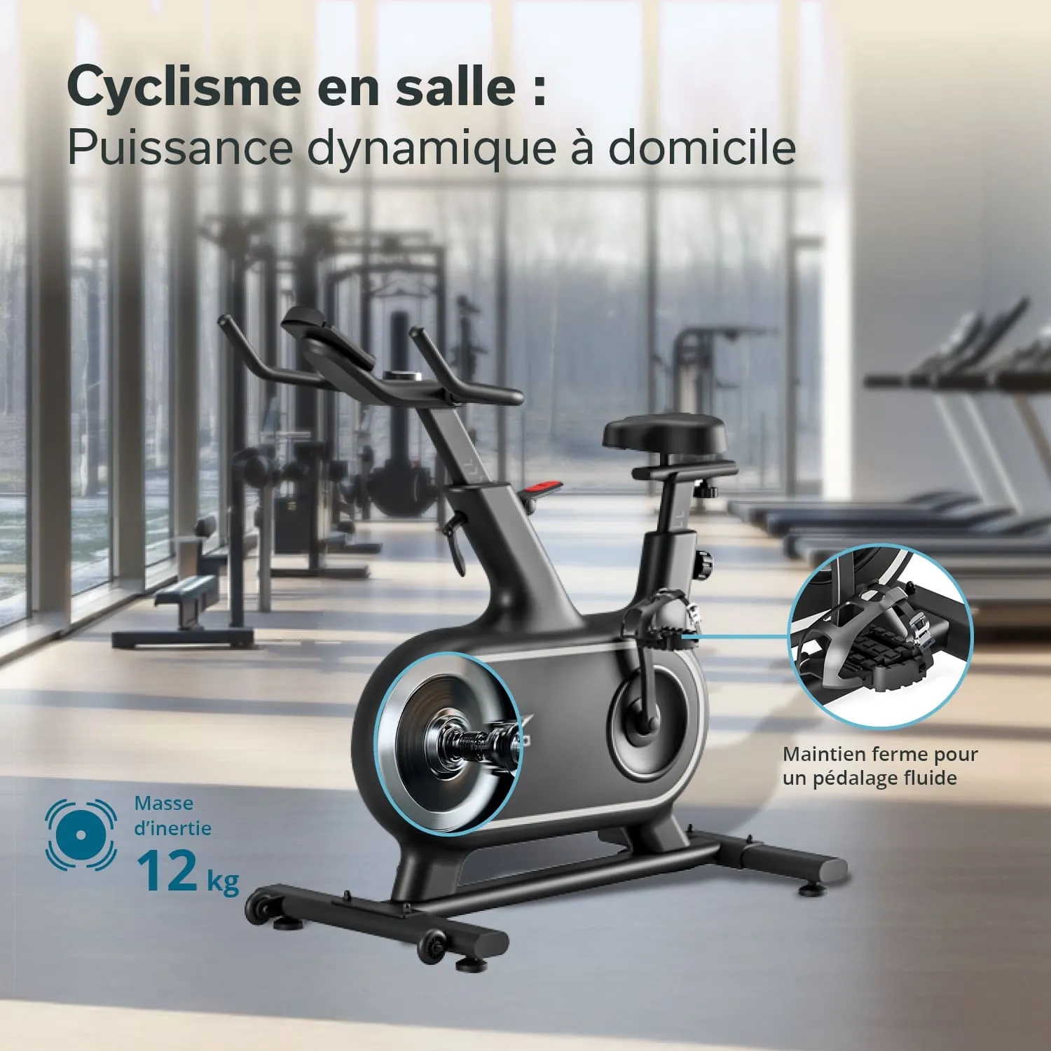 Indoor-Fahrrad mit grauem Rahmen in einem Fitnessstudio, im Hintergrund weitere Fitnessgeräte und große Fenster.