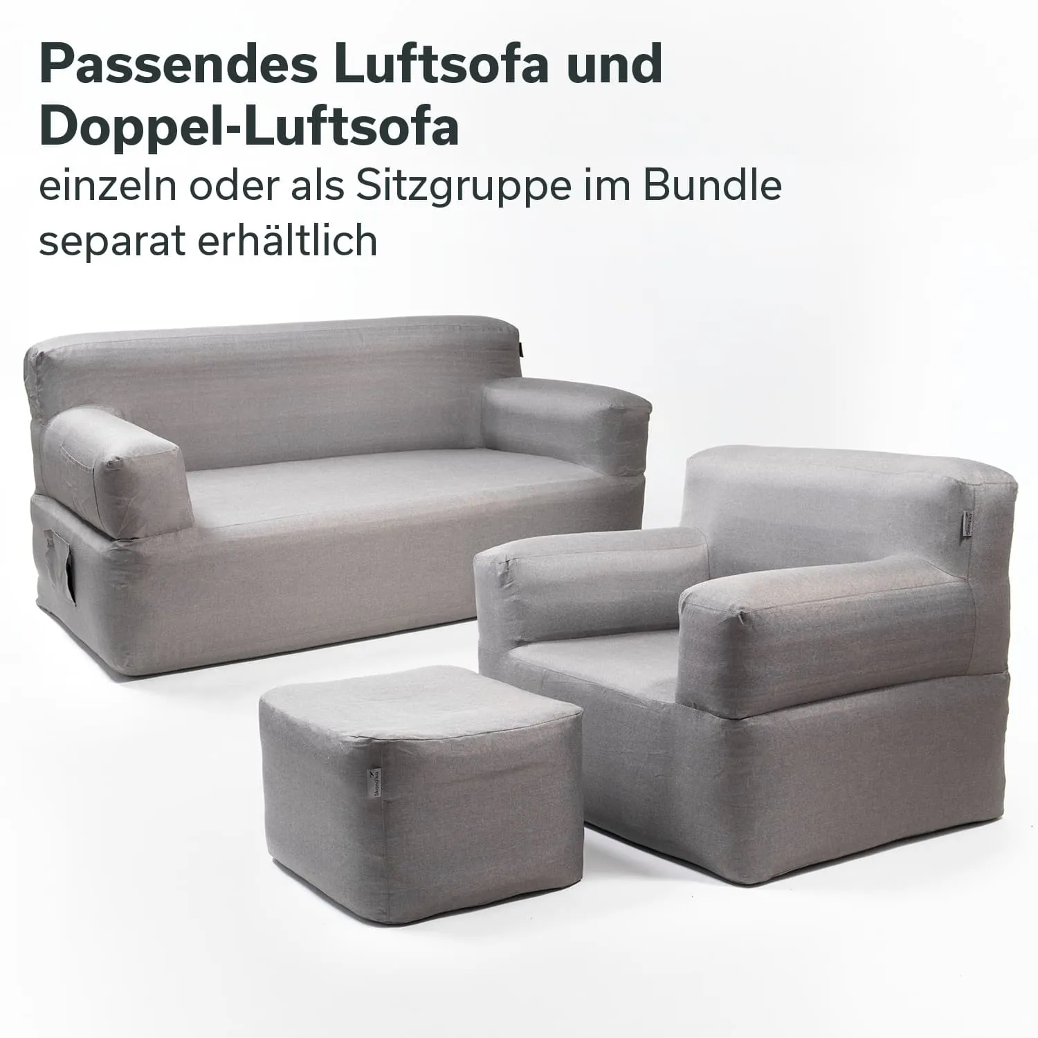 Graues Luftsofa, Doppel-Luftsofa und Hocker auf hellem Hintergrund. Möbel sind in klaren Linien gehalten.