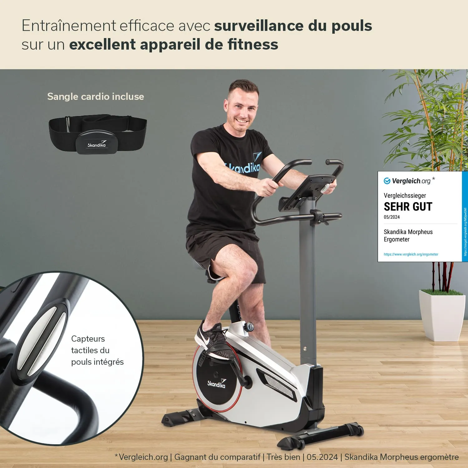 Mann sitzt auf einem Fitnessgerät und nutzt es. Das Gerät hat ein Display und integrierte Pulssensoren. Hintergrund ist grau.