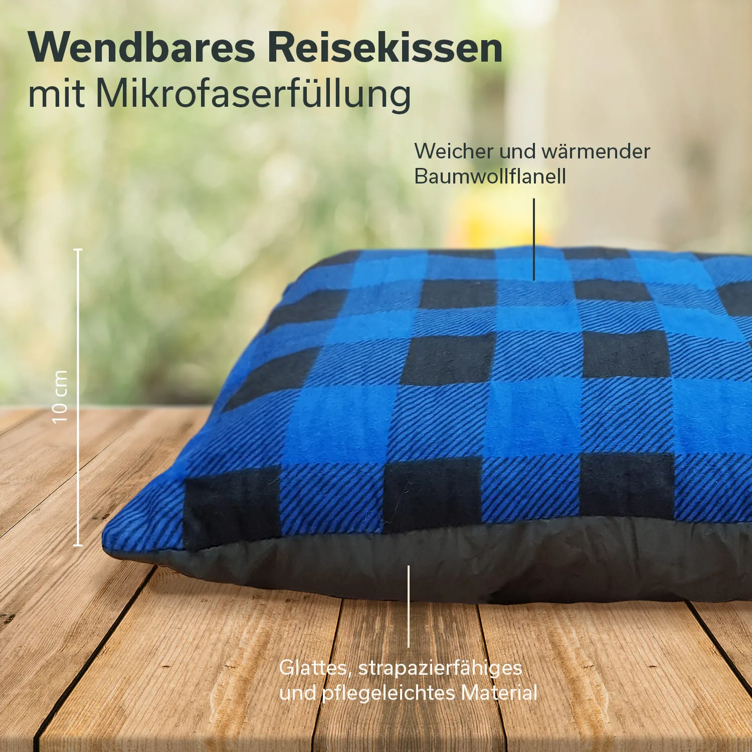 Wendbares, rechteckiges Reisekissen in Blau und Schwarz mit Mikrofaserfüllung, auf einem Holztisch liegend.