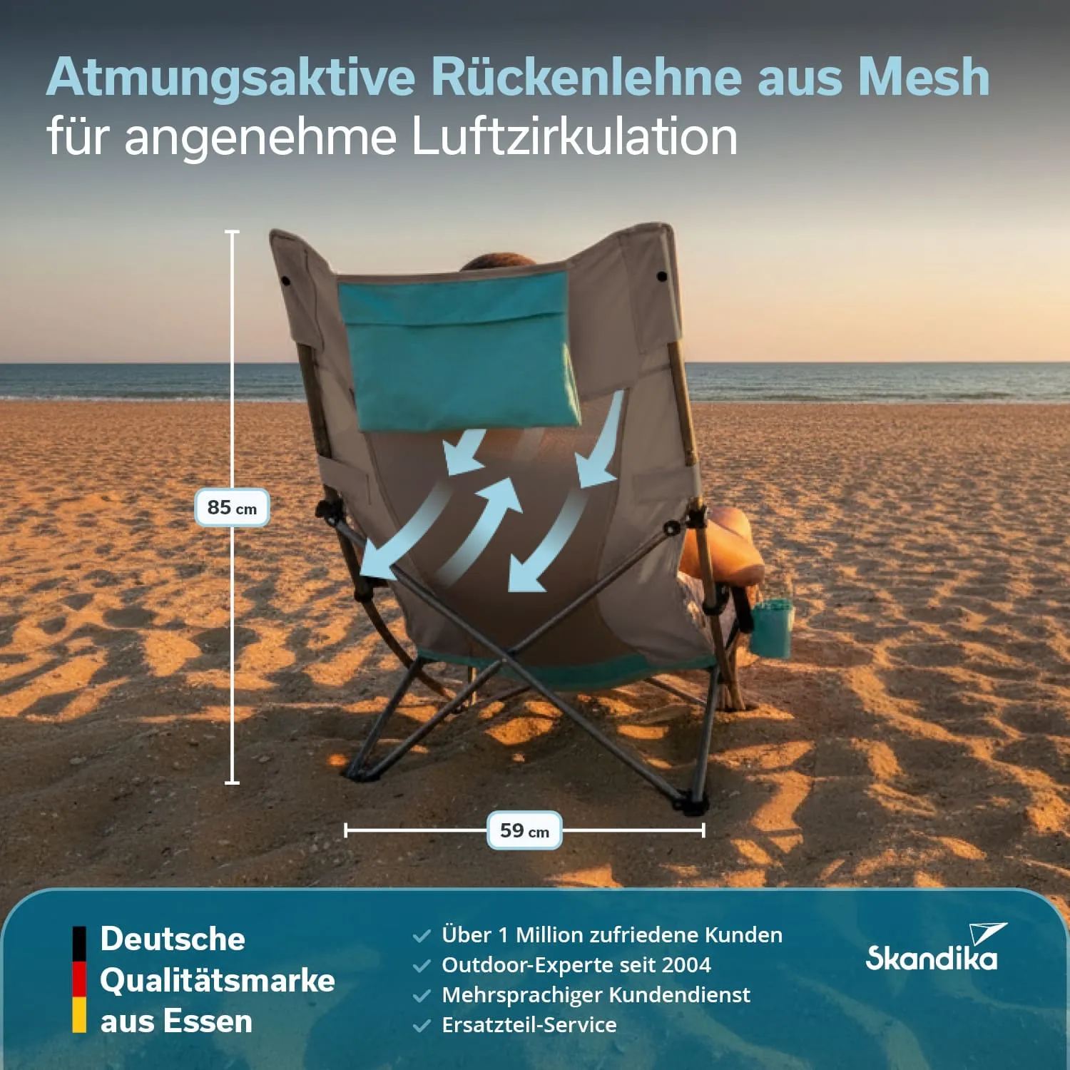 Faltstuhl mit atmungsaktiver Rückenlehne aus Mesh am Strand. Maße: 85 cm Höhe, 59 cm Breite. Meer im Hintergrund.