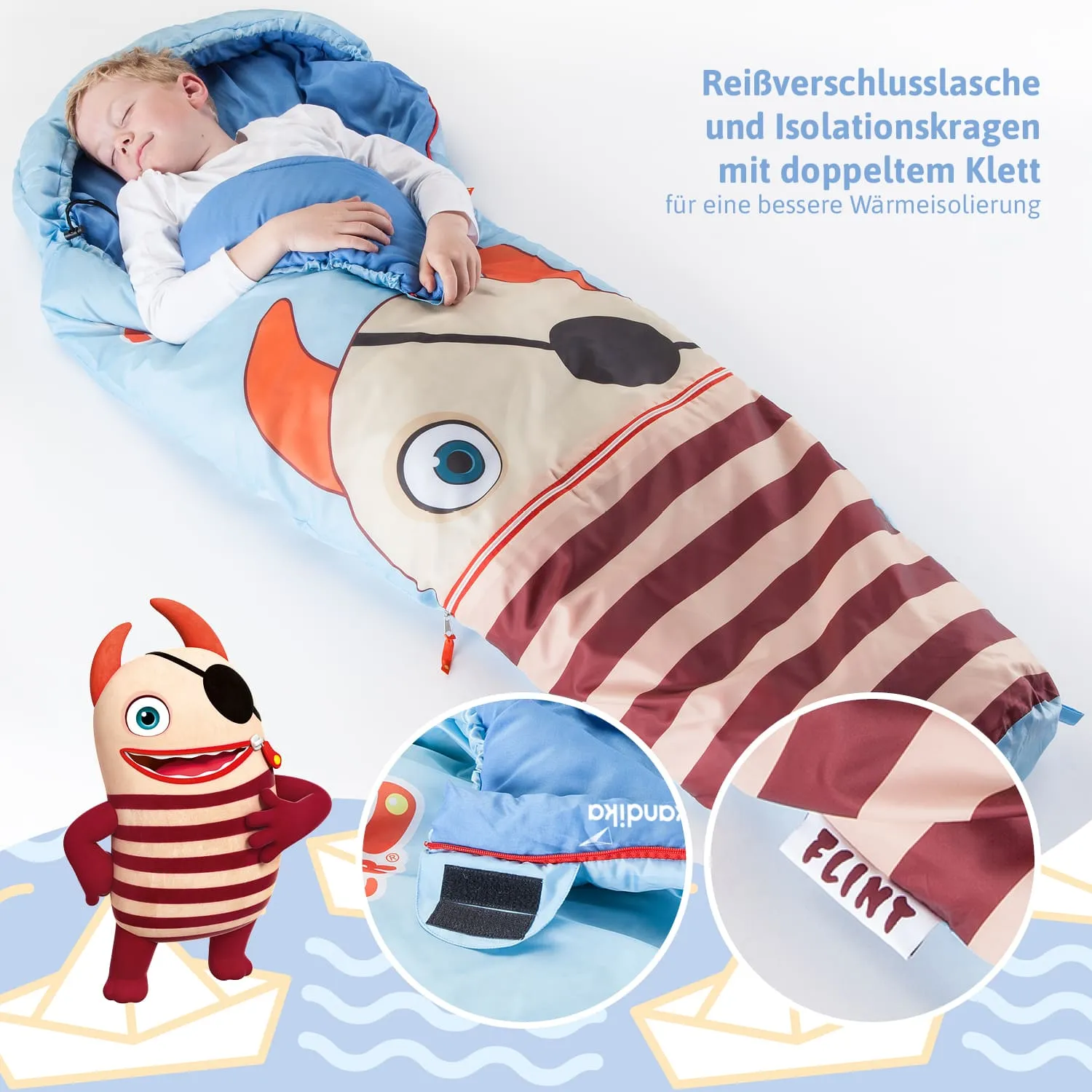 Schlafsack mit Tiermotiv, darin ein schlafendes Kind. Im Vordergrund ein fröhliches Maskottchen und Details des Schlafsacks.