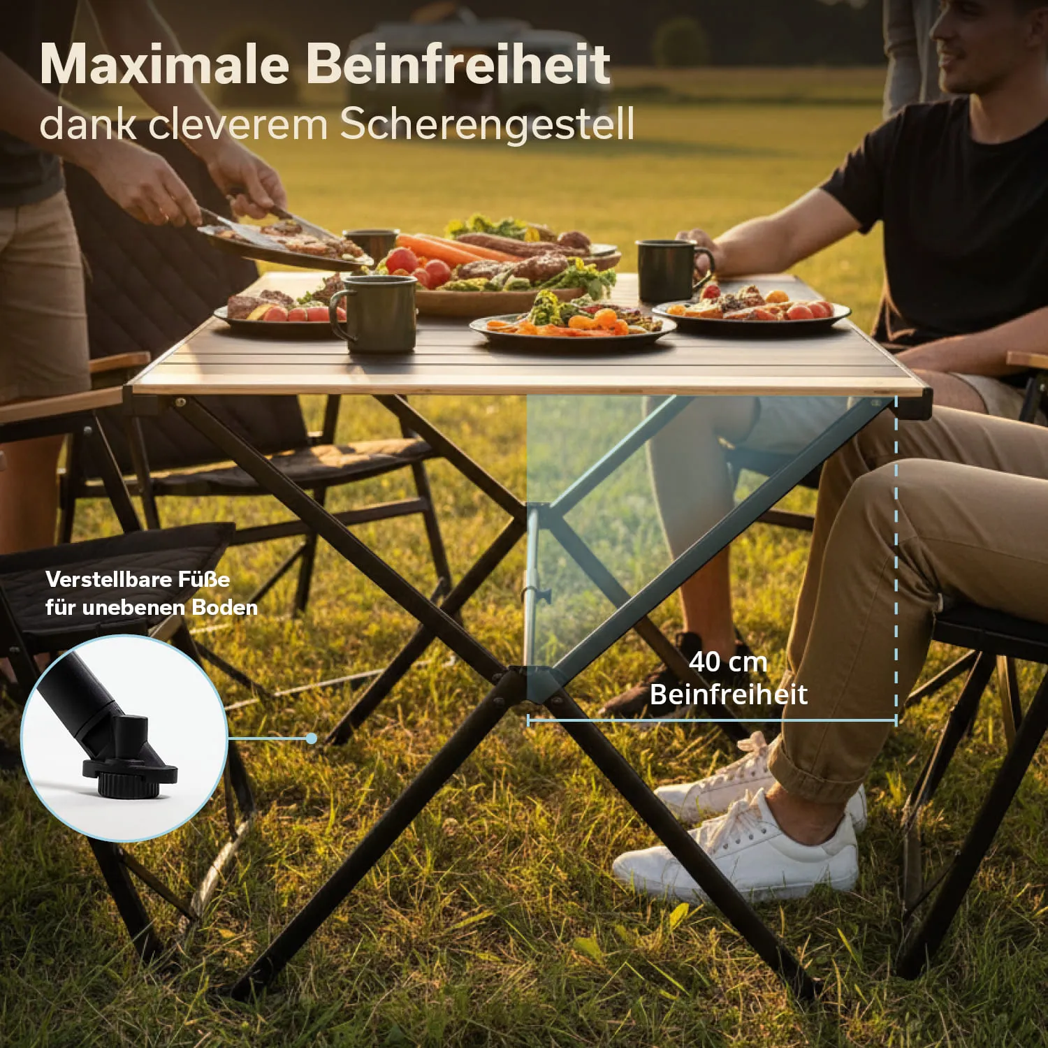 Tisch mit Speisen und Getränken im Freien, umgeben von zwei Personen in Stühlen. Grafik zeigt 40 cm Beinraum und verstellbare Füße.