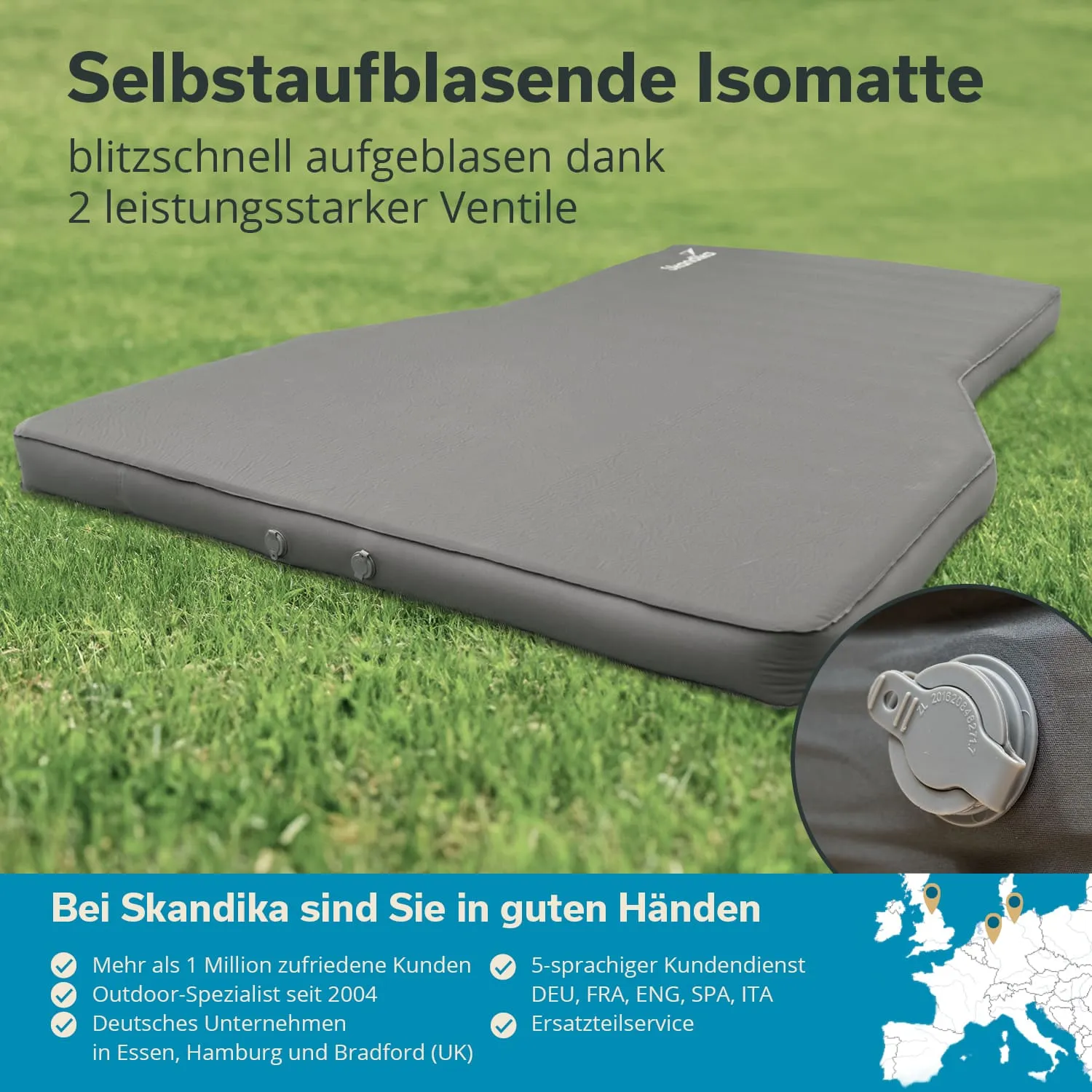 Graue, selbstaufblasende Isomatte auf grünem Gras, mit zwei Ventilen an der Seite, textuelle Informationen im Hintergrund.