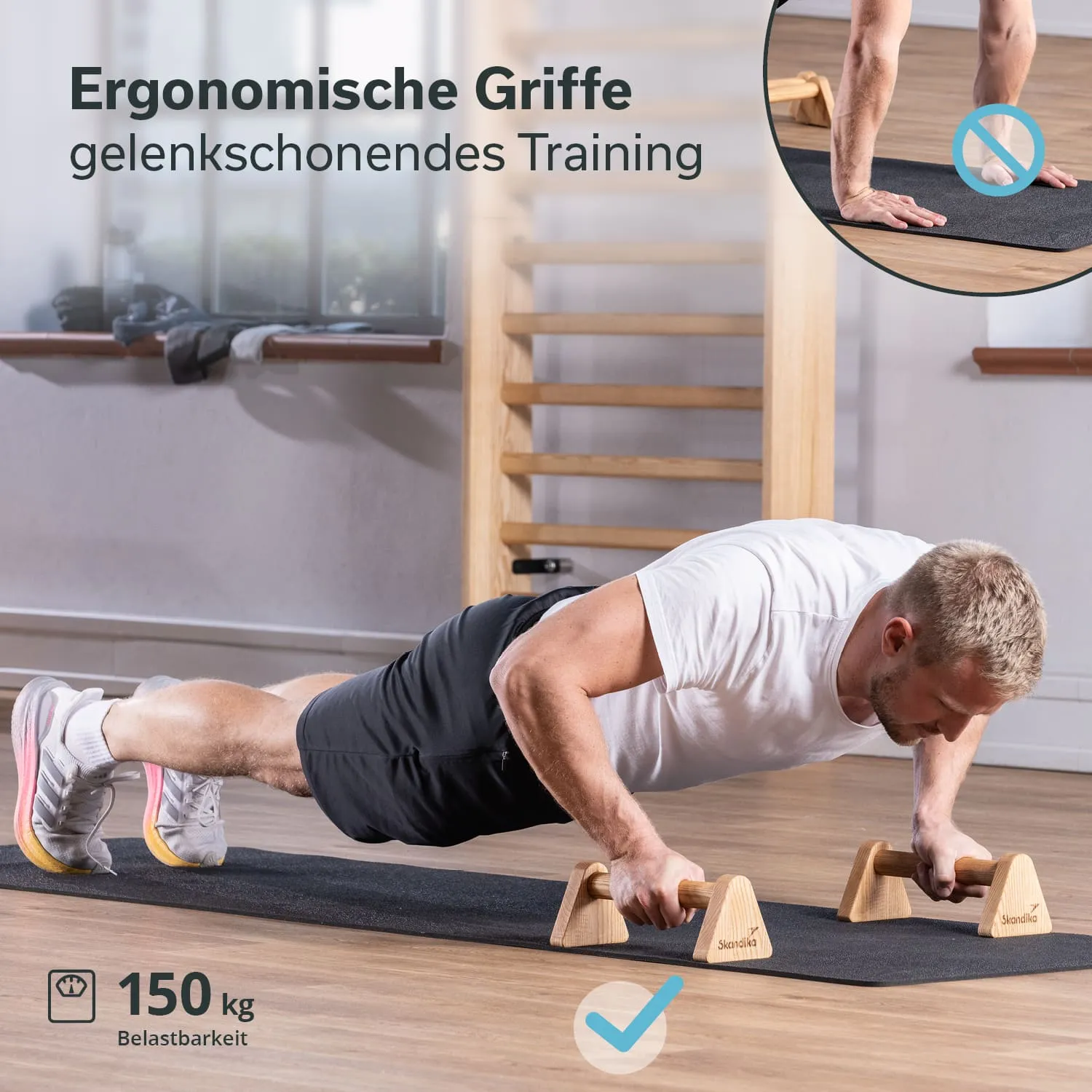 Person führt Liegestütze auf einer Matte mit hölzernen Griffen aus. Im Hintergrund ist eine Holzleiter sichtbar.