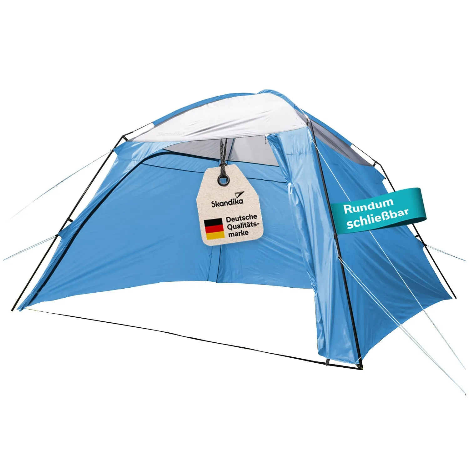 Zelt mit blauer und grauer Plane, aufgestellt mit Stangen und Abspannleinen, vor weißem Hintergrund.
