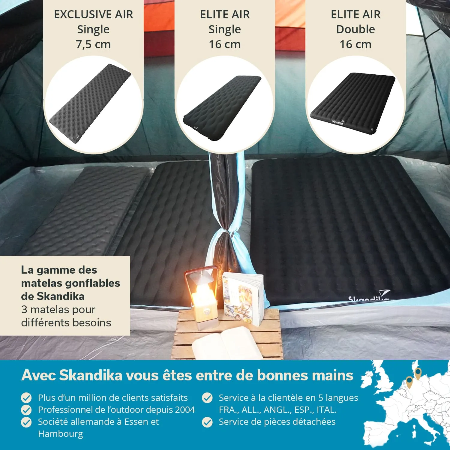 Drei verschiedene Arten von Luftmatratzen liegen in einem Zelt. Eine Lampe und ein Buch stehen auf einem Holztisch.