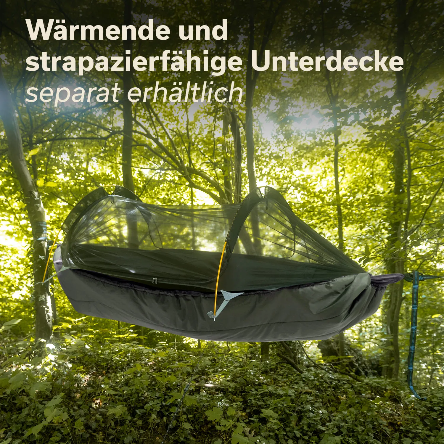 Hängematte mit Netzunterlage in einem Wald, umgeben von grünen Bäumen und Pflanzen.