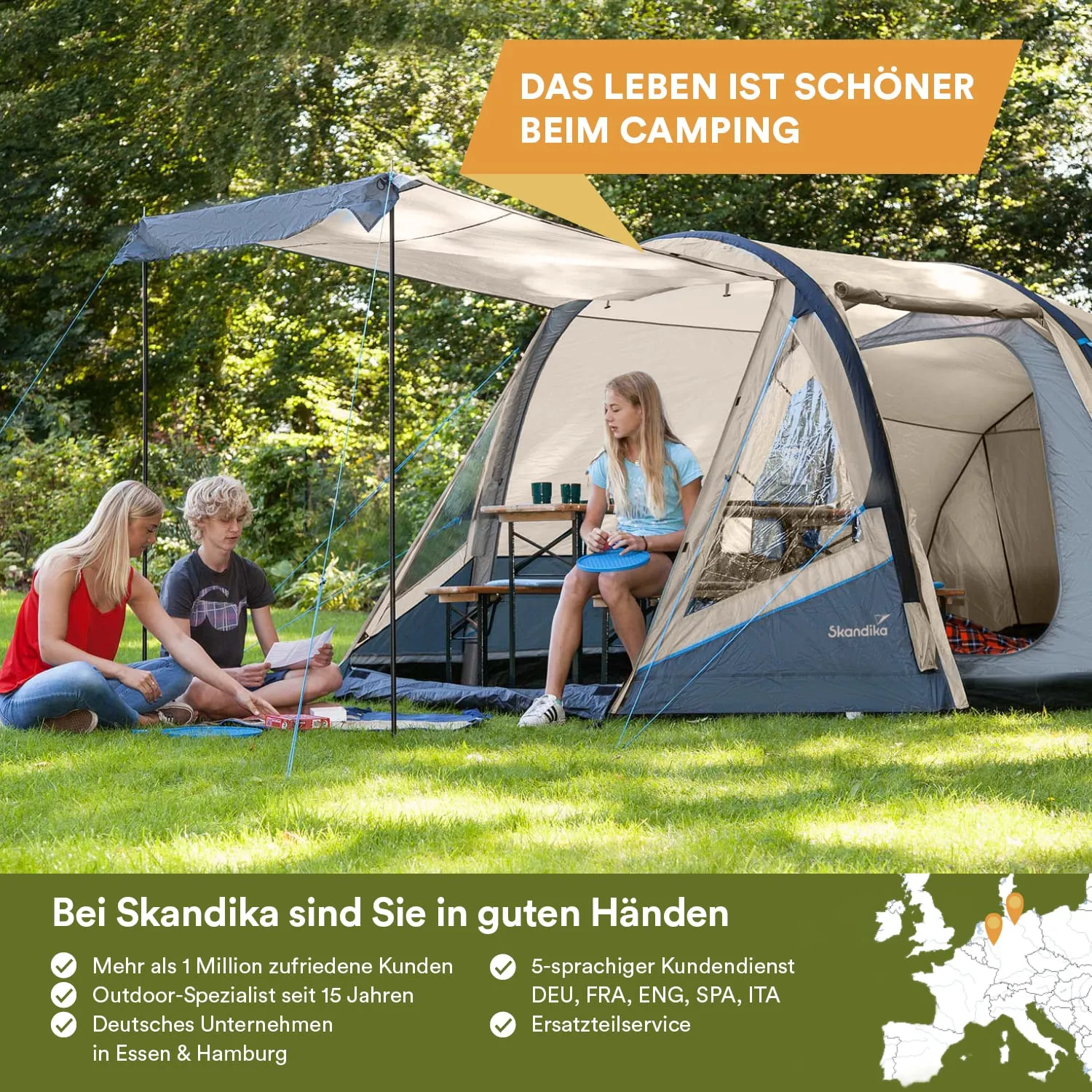 Campingzelt auf einer Wiese, zwei Personen sitzen auf dem Boden und eine Person ist auf einem Stuhl. Bäume im Hintergrund.