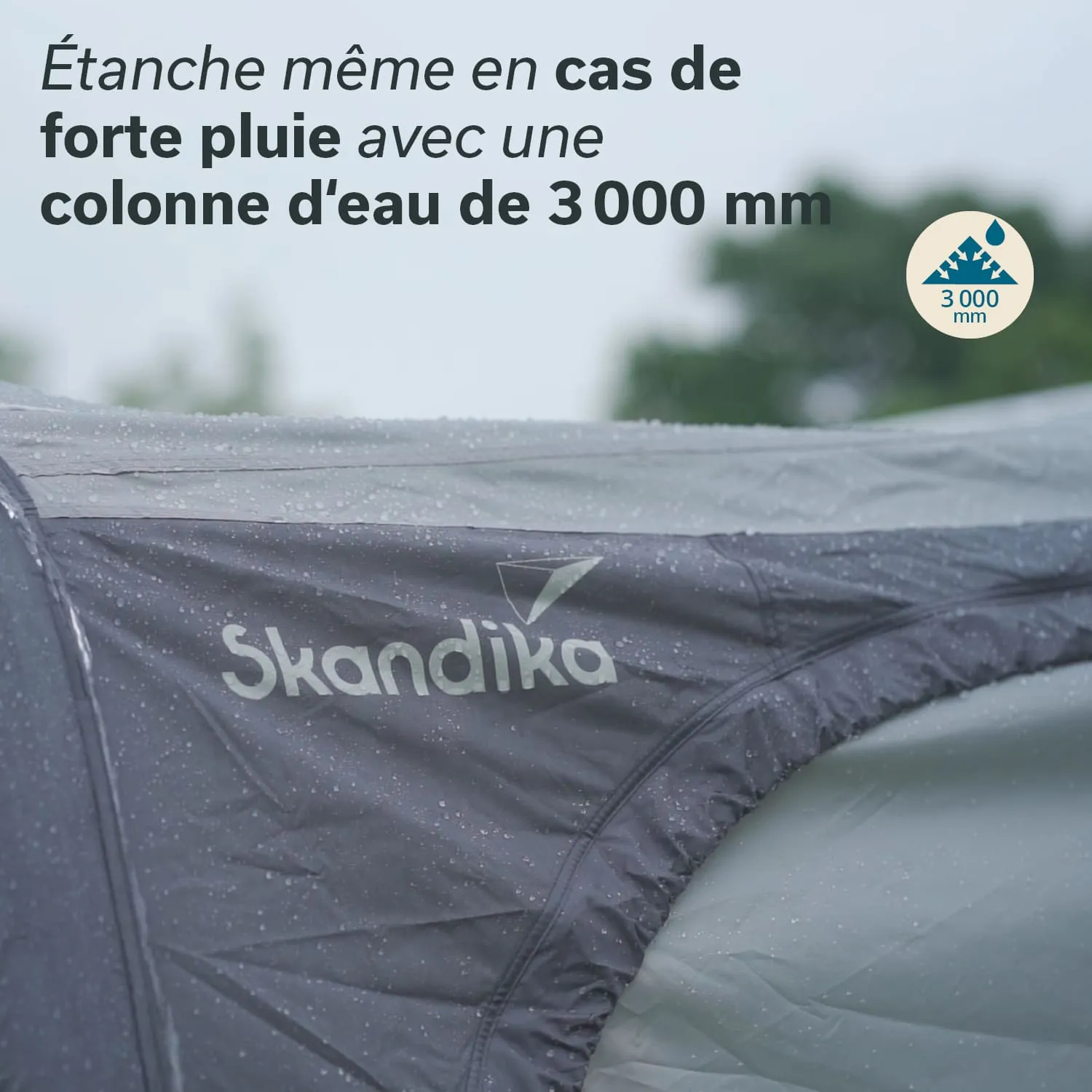 Zeltmaterial mit Wasserperlen, das Logo „Skandika“ in grau, Hintergrund unscharf mit grünem Umfeld.