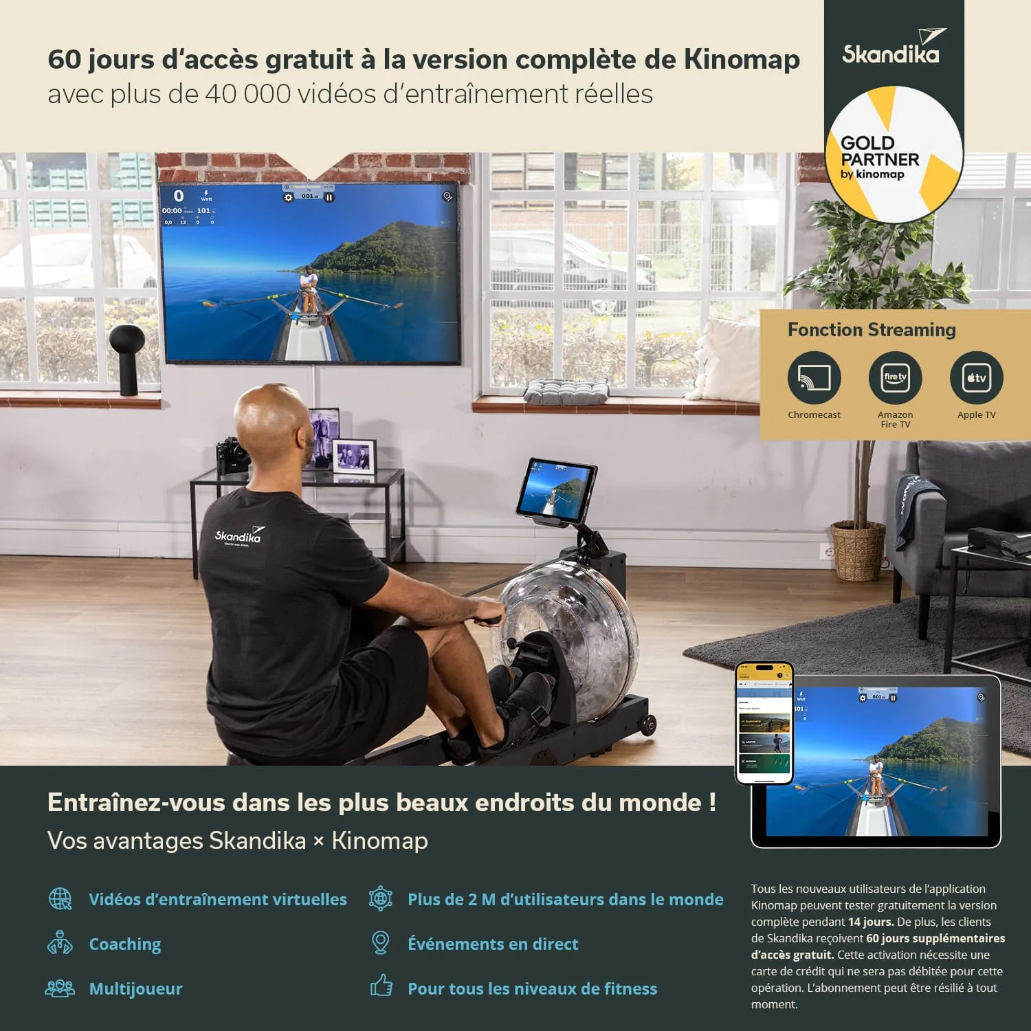 Eine Person sitzt auf einem Rudergerät in einem modernen Raum. Auf einem großen Bildschirm ist eine Trainingsvideoansicht zu sehen. Ein Tablet mit derselben Ansicht liegt neben der Person. Im Hintergrund sind Fenster und weitere Möbel zu erkennen.