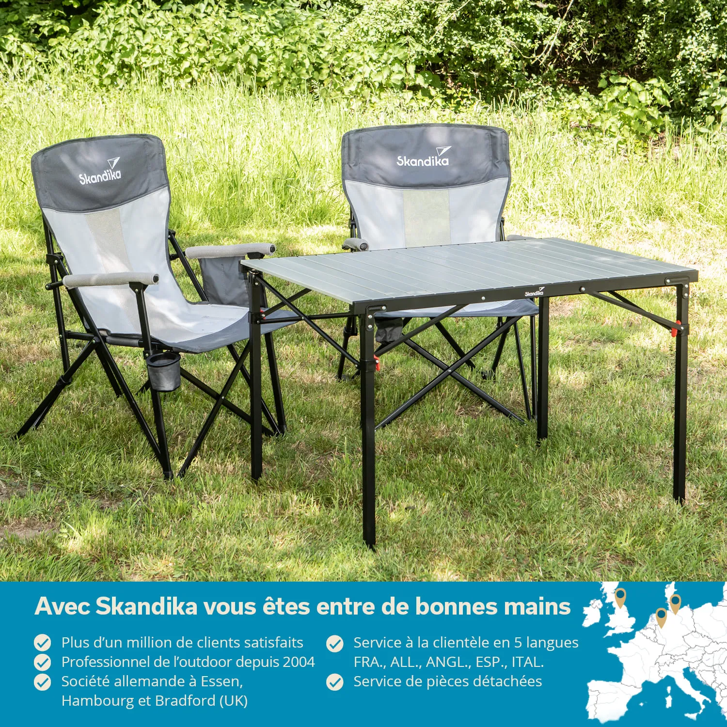 Zwei graue Klappstühle stehen an einem Tisch im Freien. Der Tisch hat eine metallische Oberfläche. Im Hintergrund grüne Sträucher.