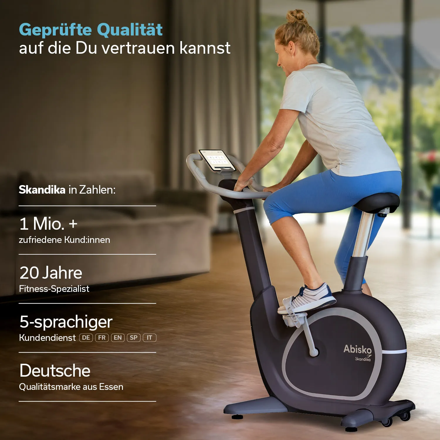 Fahrrad mit EMS-Bremssystem und LED-Anzeige steht in einem modernen Raum. Eine Person sitzt darauf und trainiert.