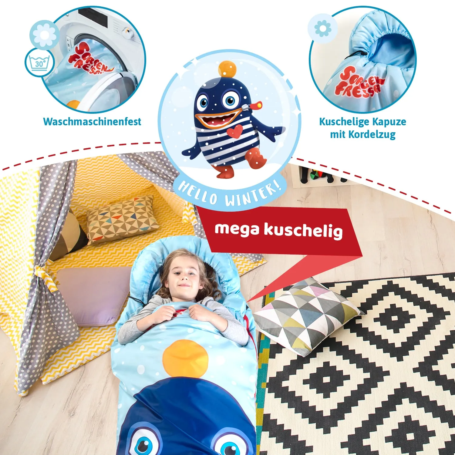 Kind liegt in einem Schlafsack mit Tiermotiv auf einem Teppich. Im Hintergrund steht ein Zelt mit Kissen. Farbige Muster sind sichtbar.